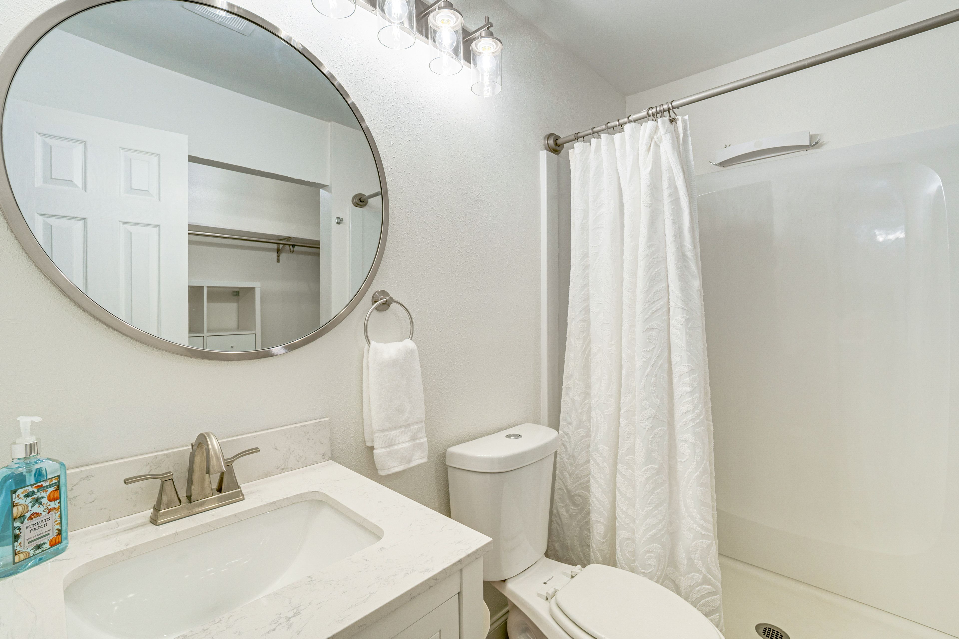 Full Bathroom | Complimentary Toiletries | Towels Provided