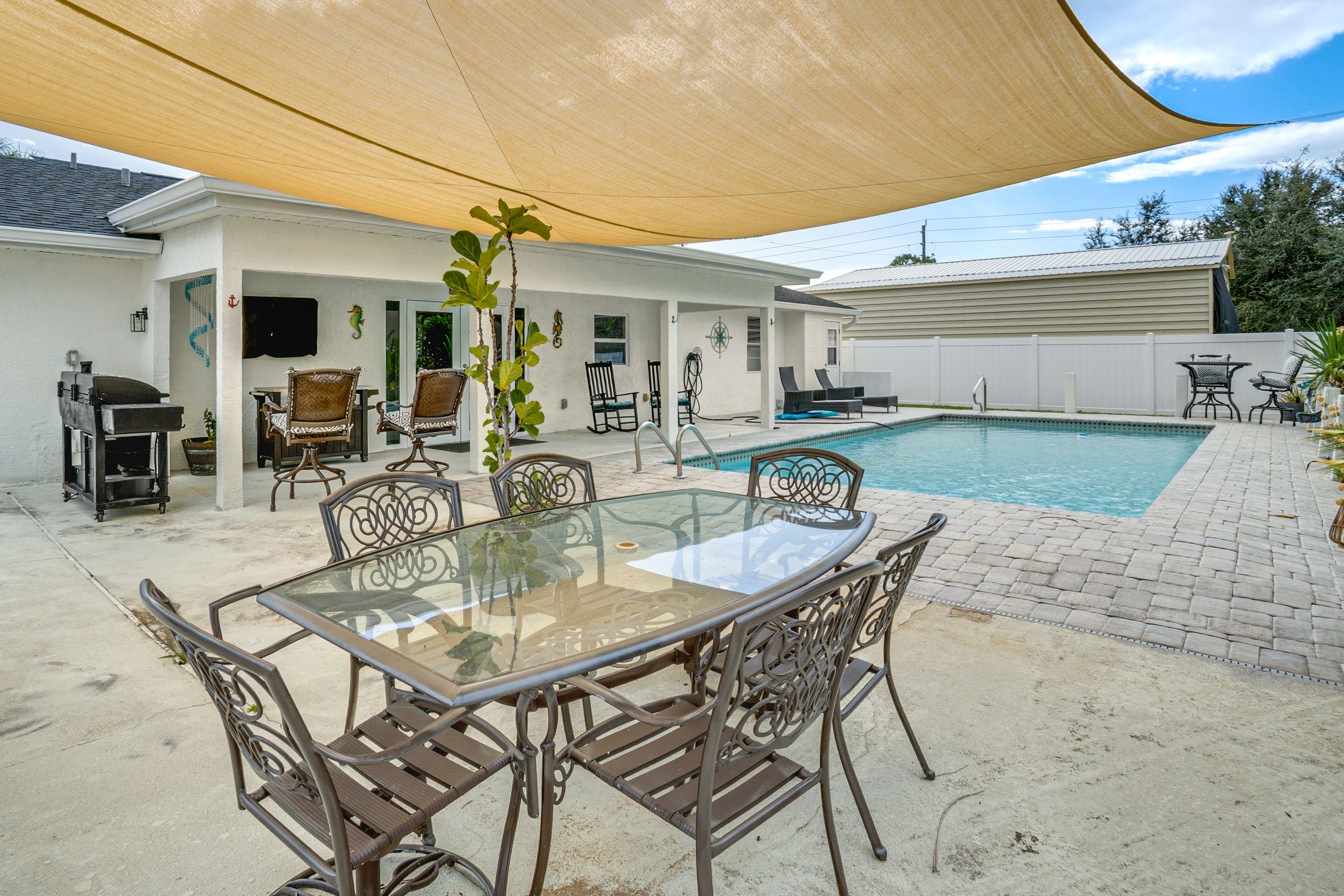 Patio | Dining Areas | Grill | Smart TV