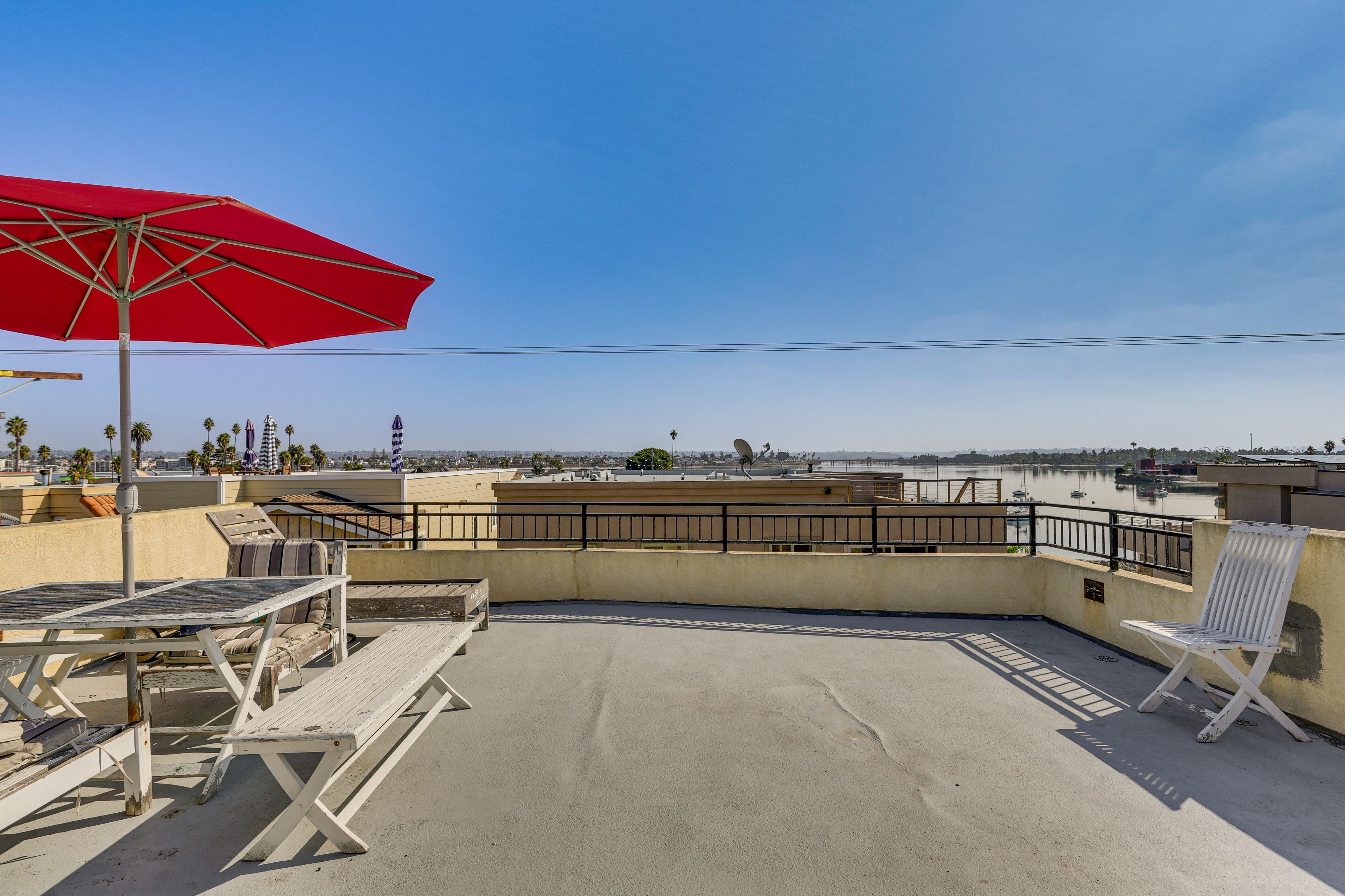 Rooftop Deck | Dining Table | Bay Views