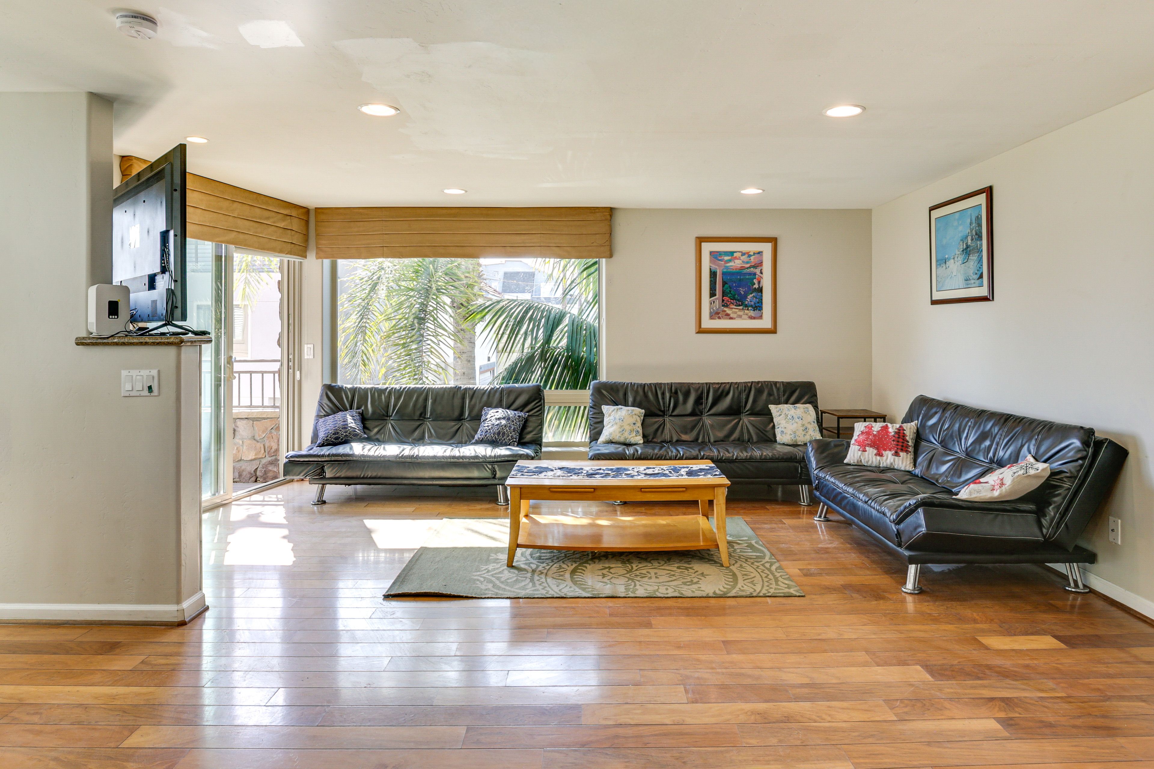 Living Room | 2nd Floor | 3 Twin Futons | Smart TV