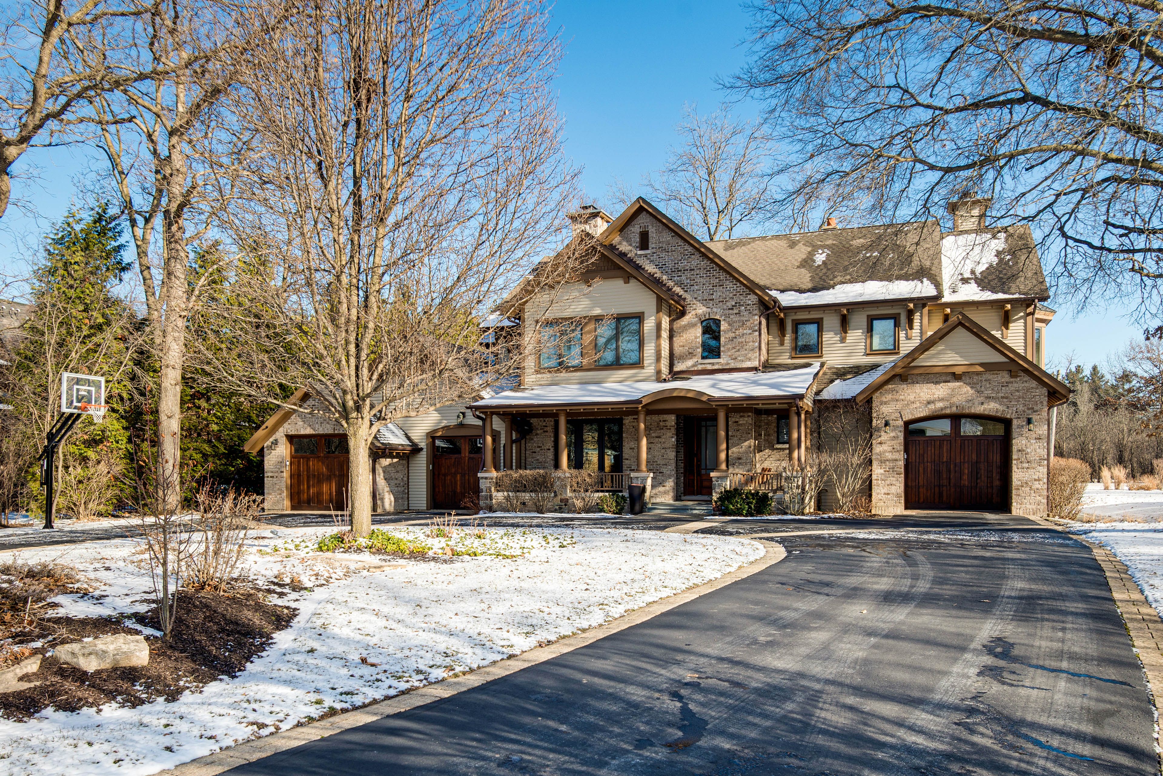 Parking | Driveway (8 Vehicles)