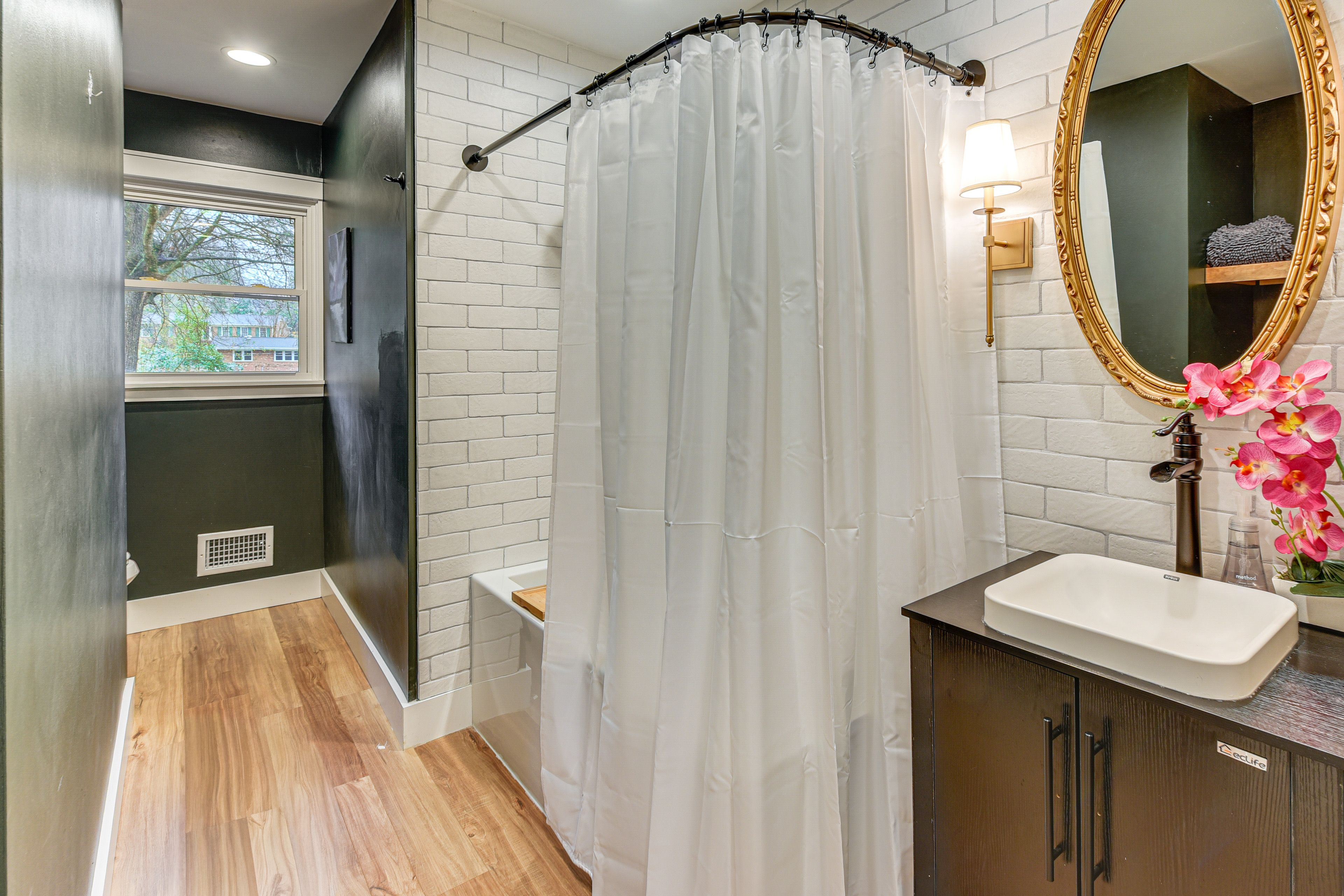 Full Bathroom | Soaking Tub