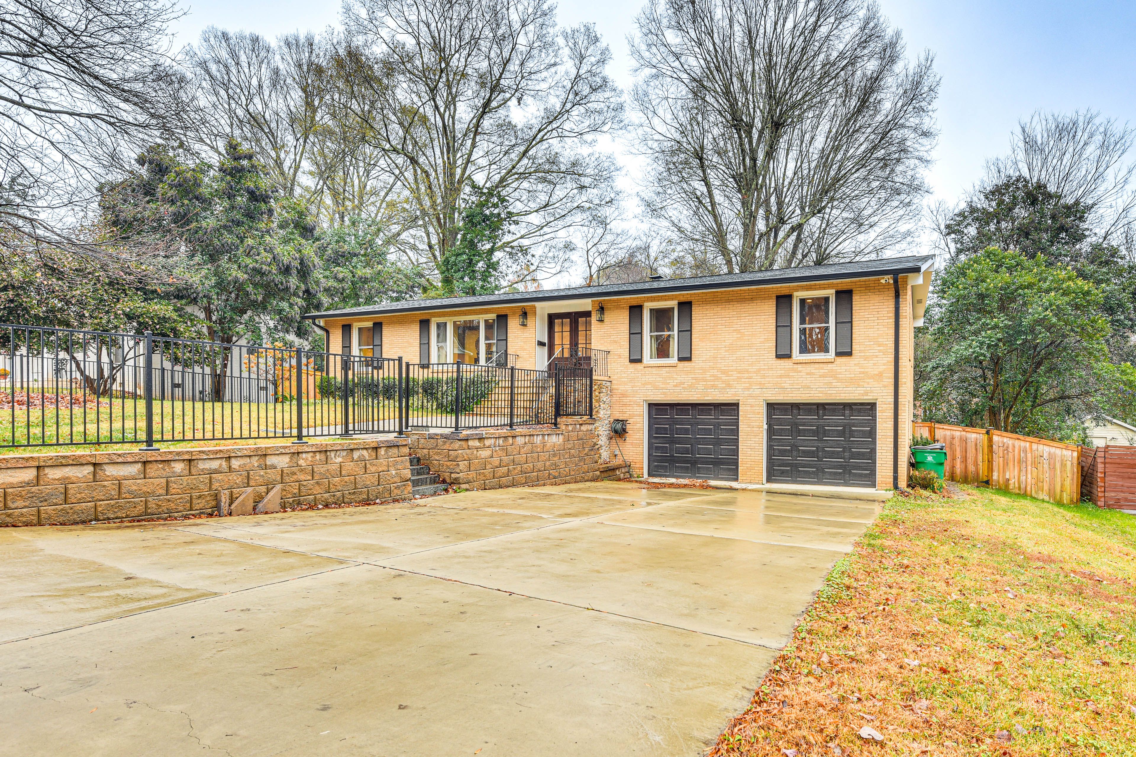 Parking | Driveway (4 Vehicles) | Street Parking