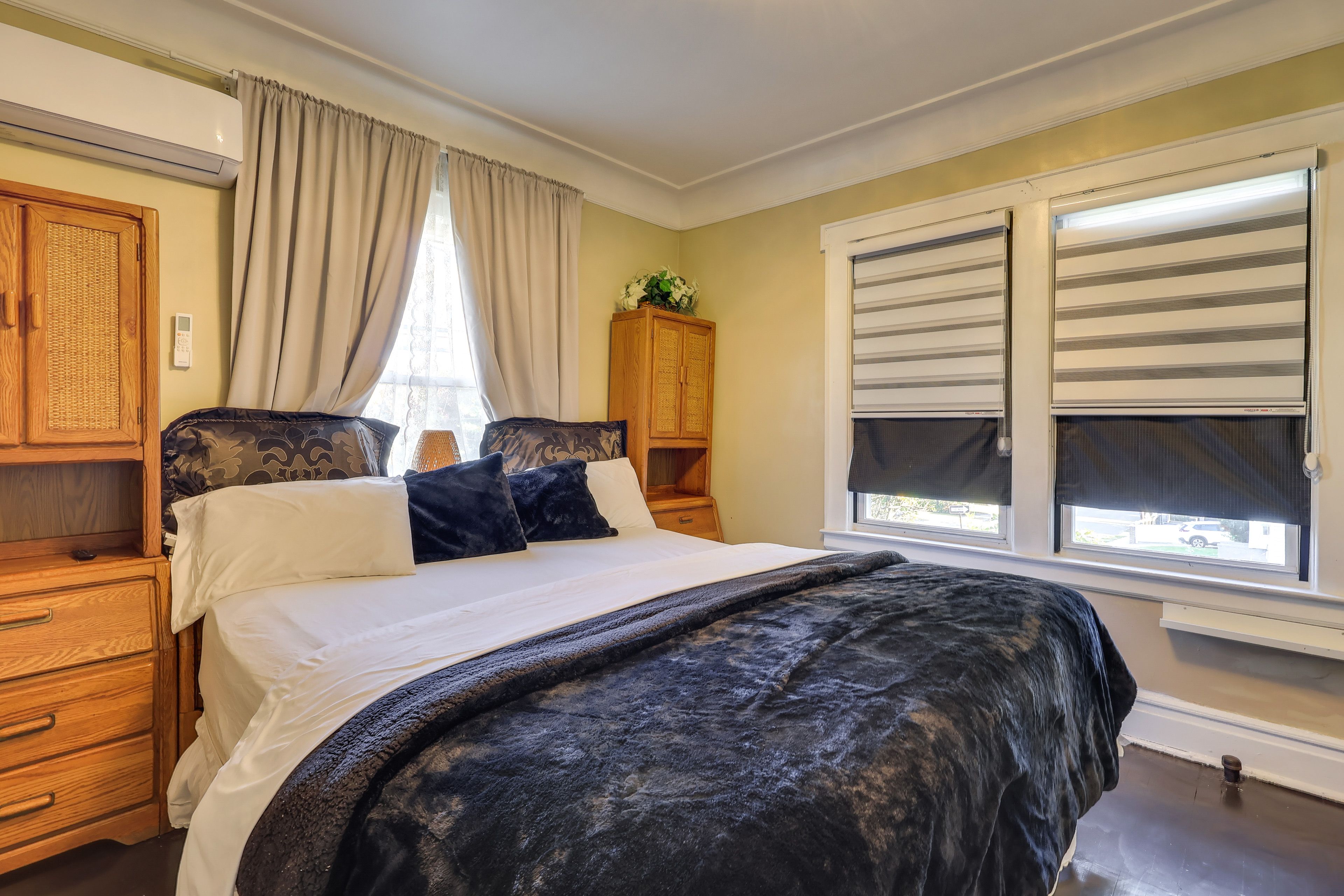 Bedroom 1 | King Bed