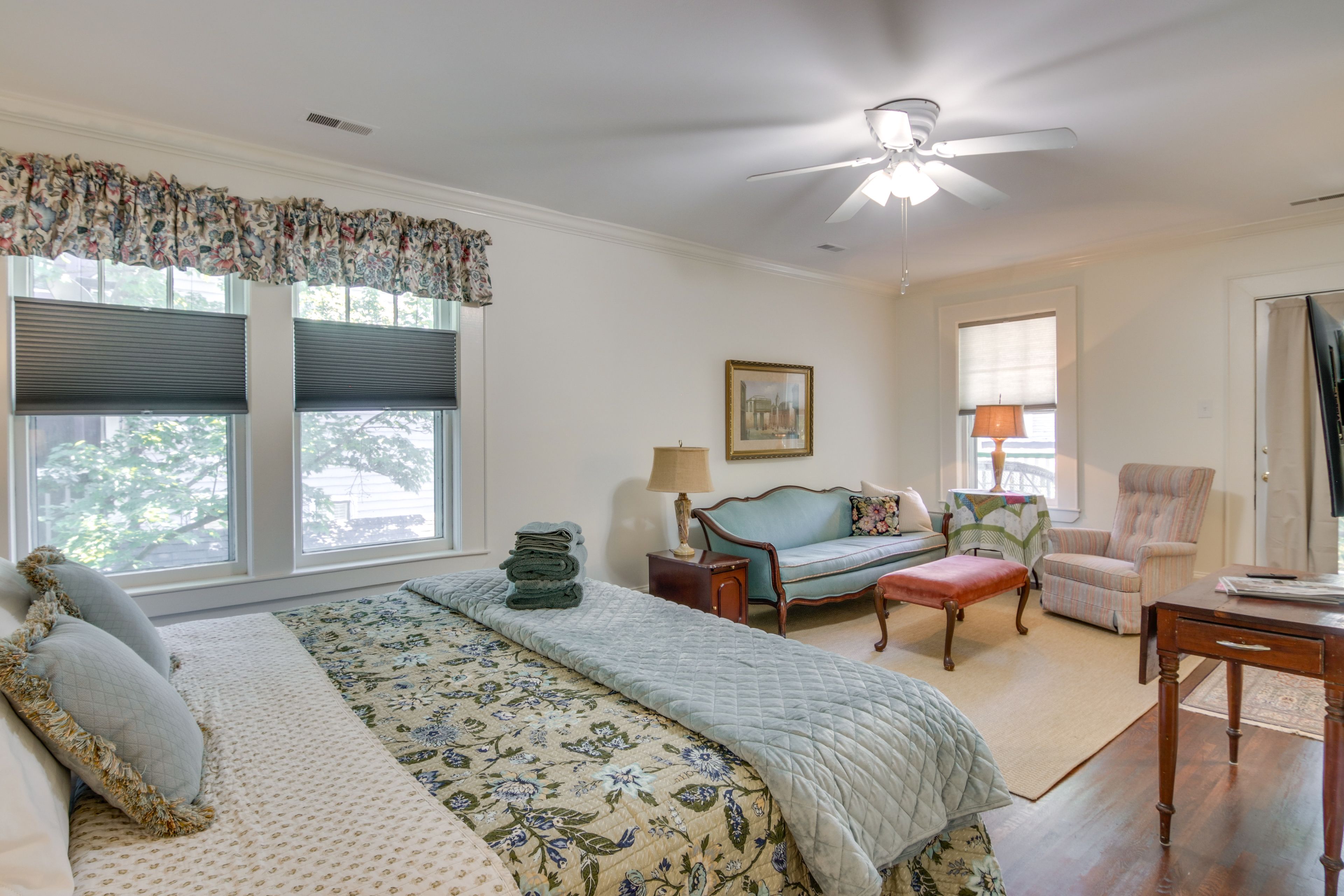 Bedroom 1 | King Bed | Smart TV | 2nd Floor