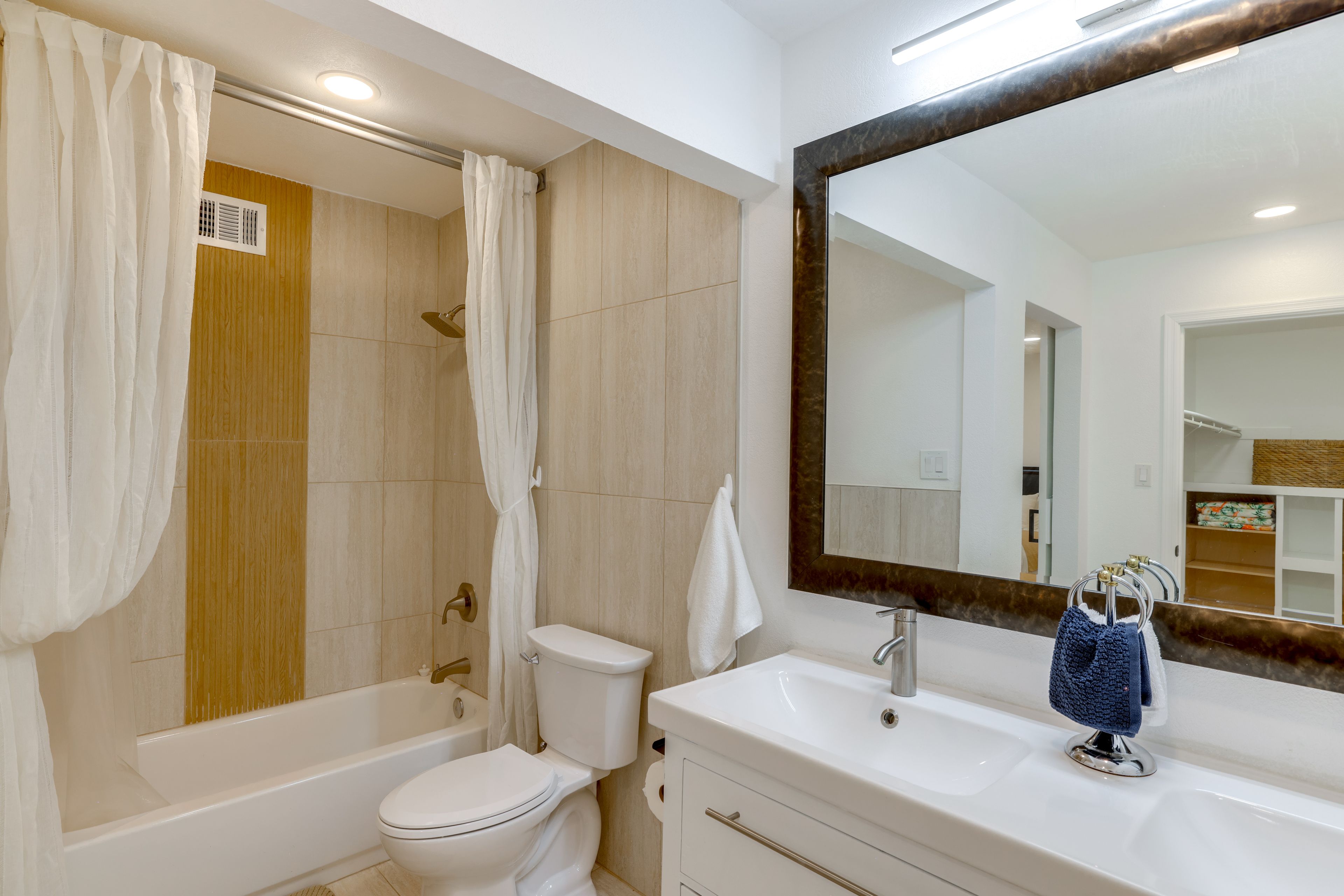 Full Bathroom | Towels Provided