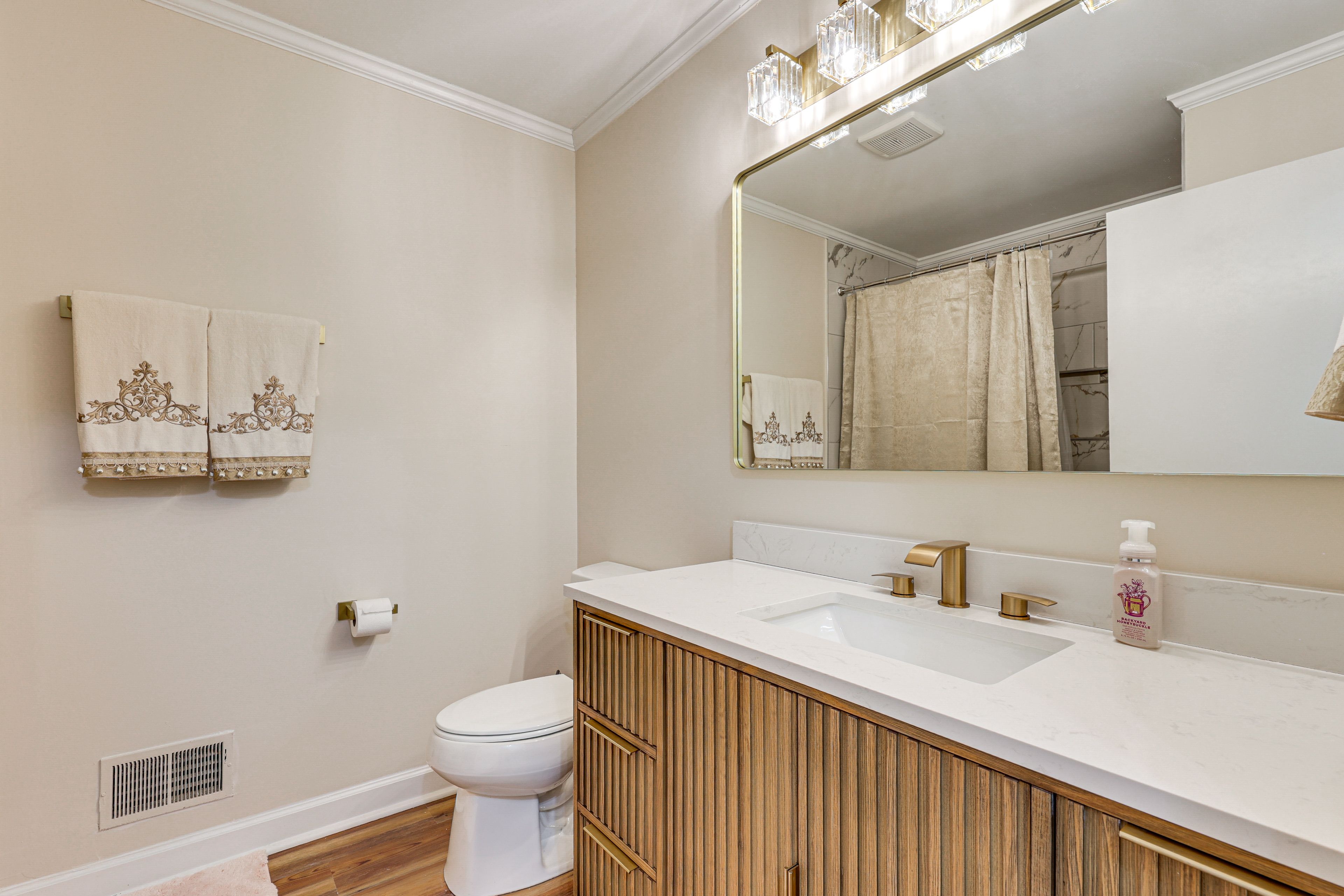 Full Bathroom | Complimentary Toiletries