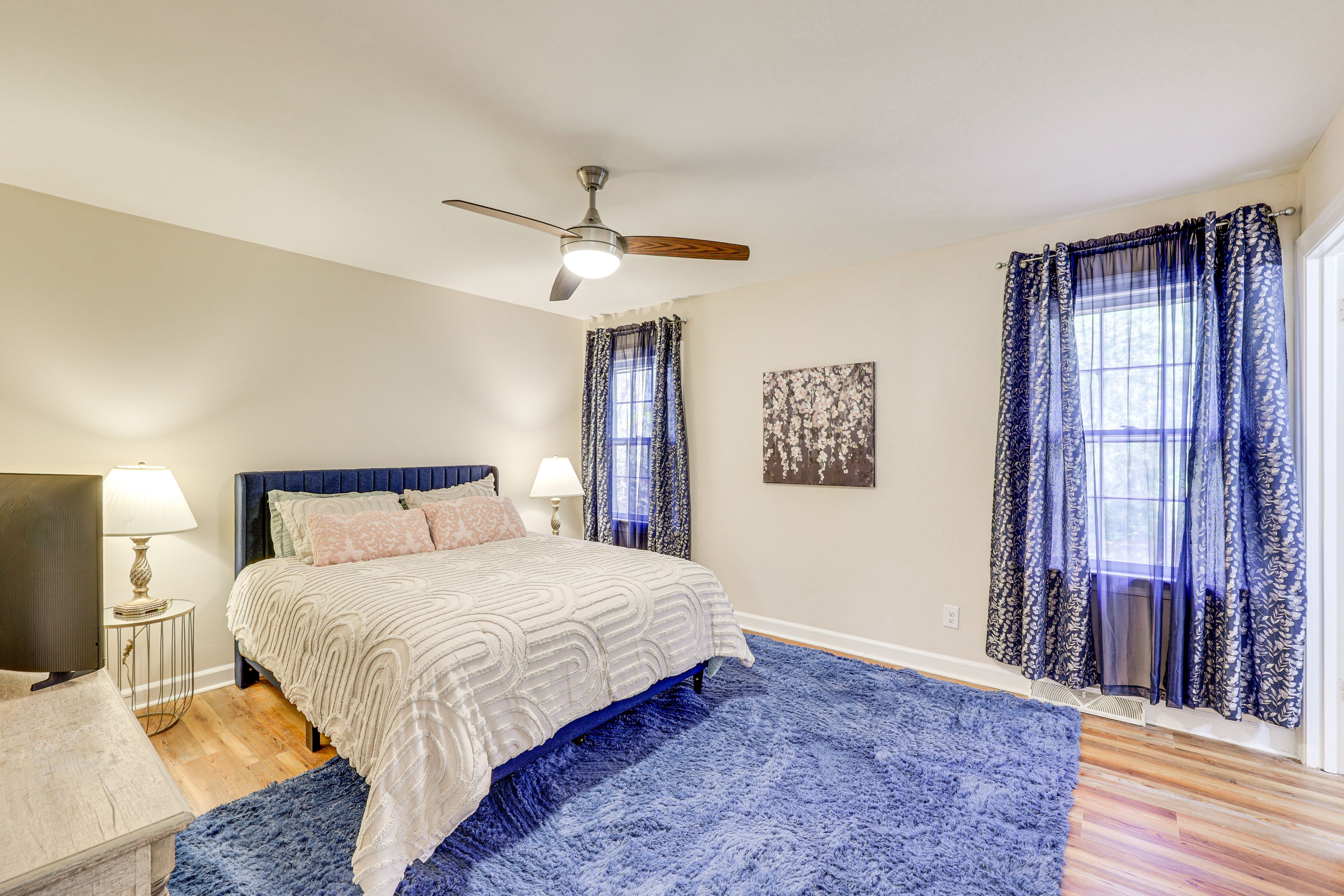 Bedroom 1 | Queen Bed | En-Suite Bathroom