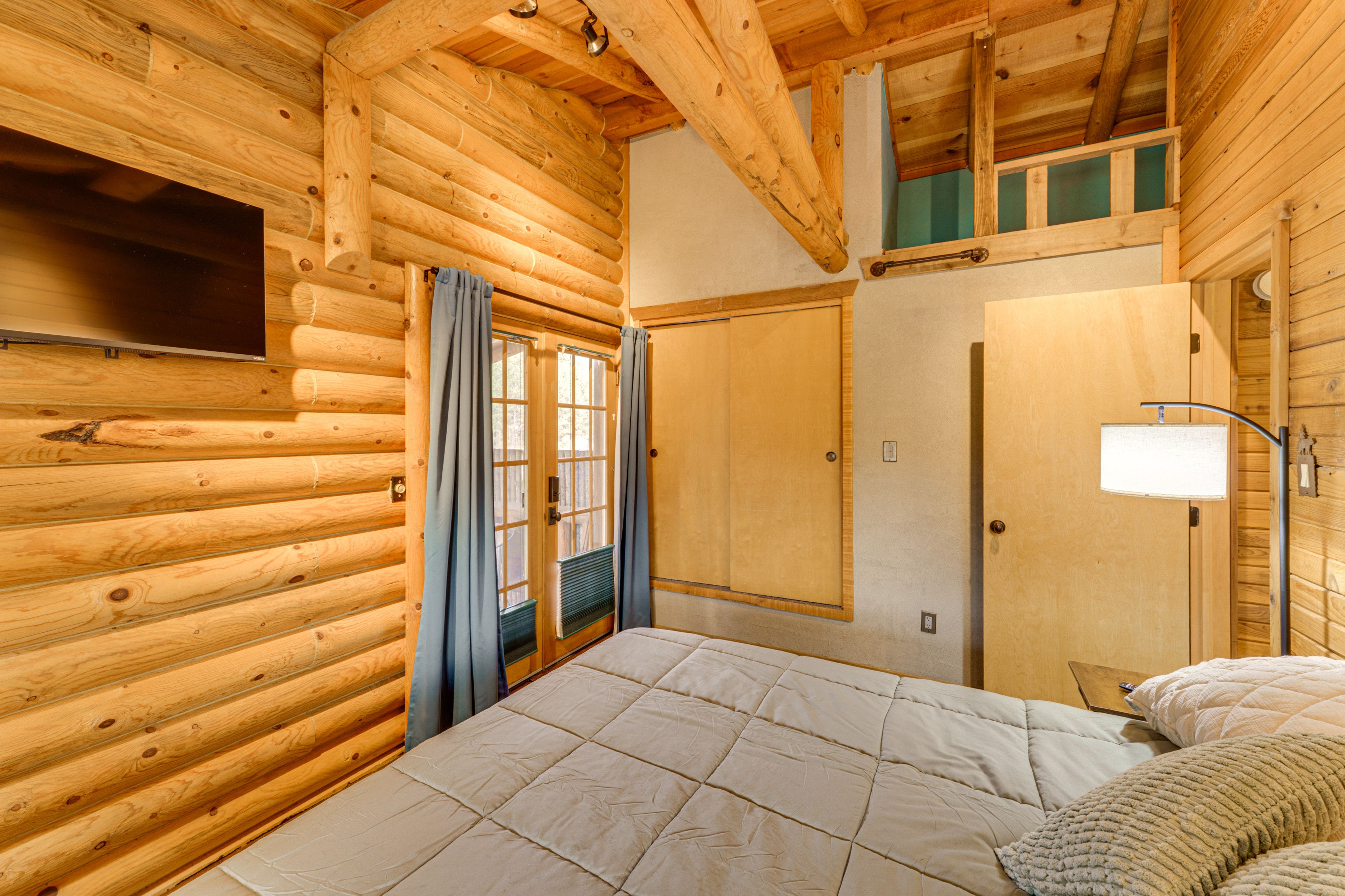 Bedroom 1 | King Bed | Linens Provided | Smart TV | Main Level