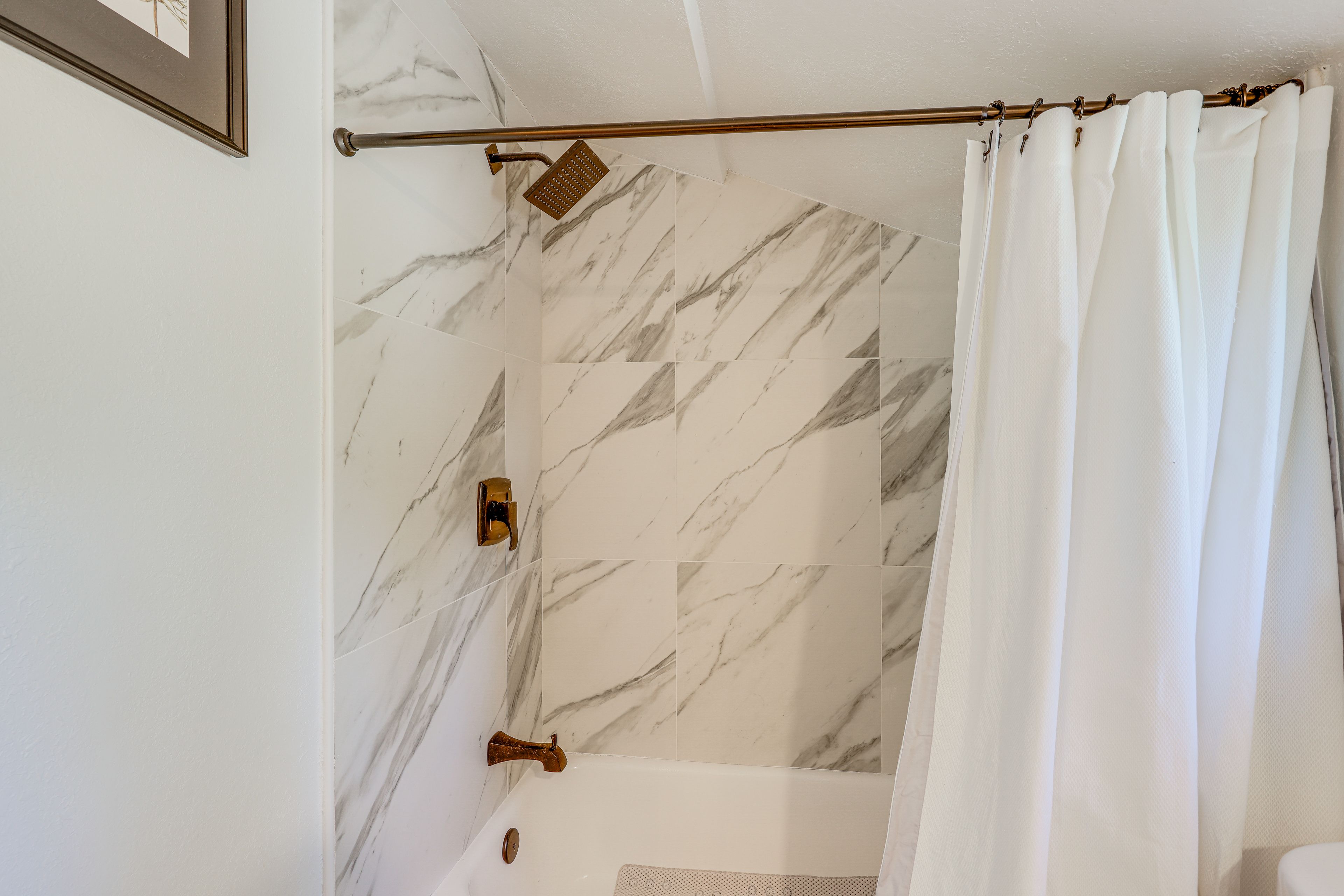 Full Bathroom | 2nd Floor