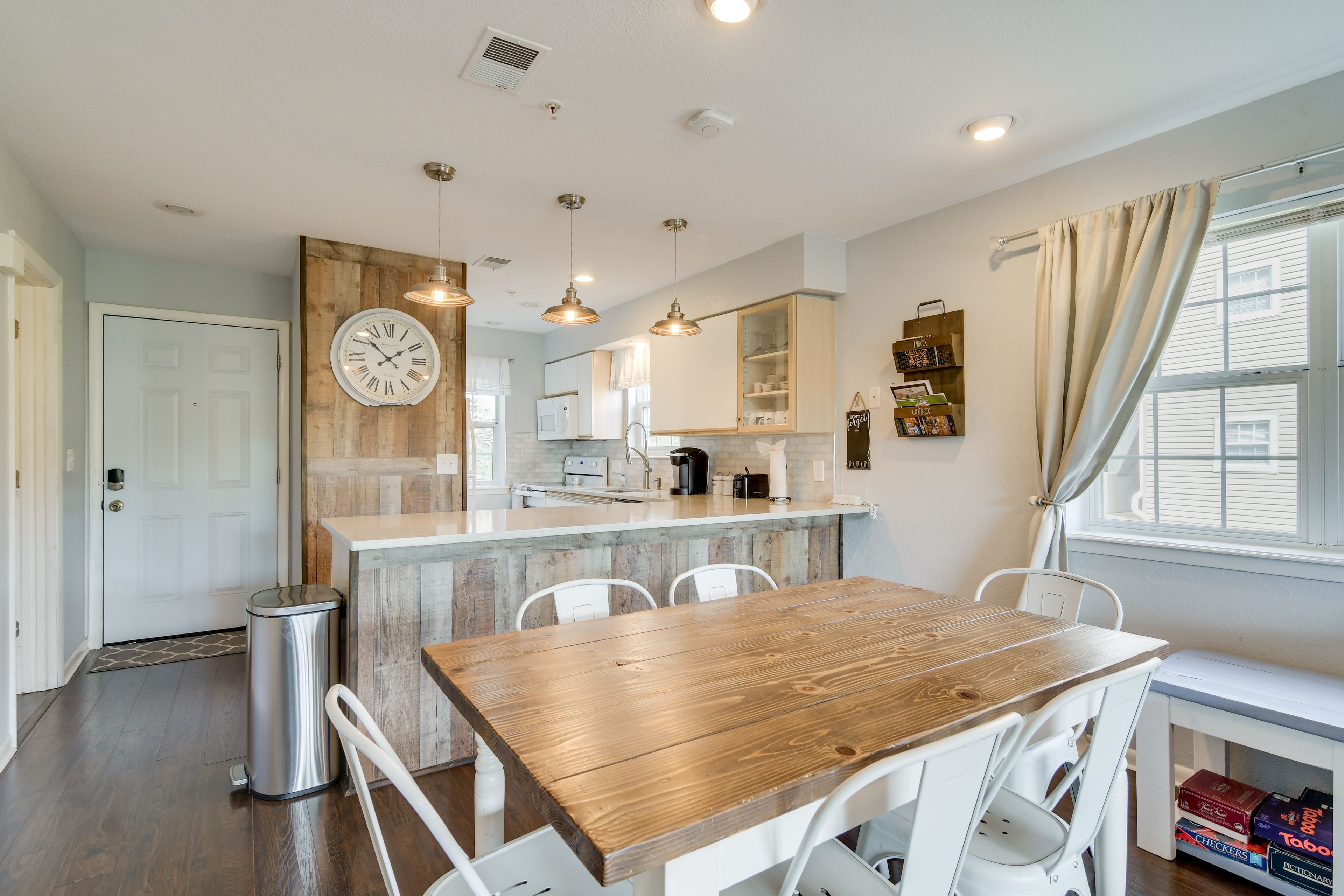 Dining Area | Central A/C & Heating