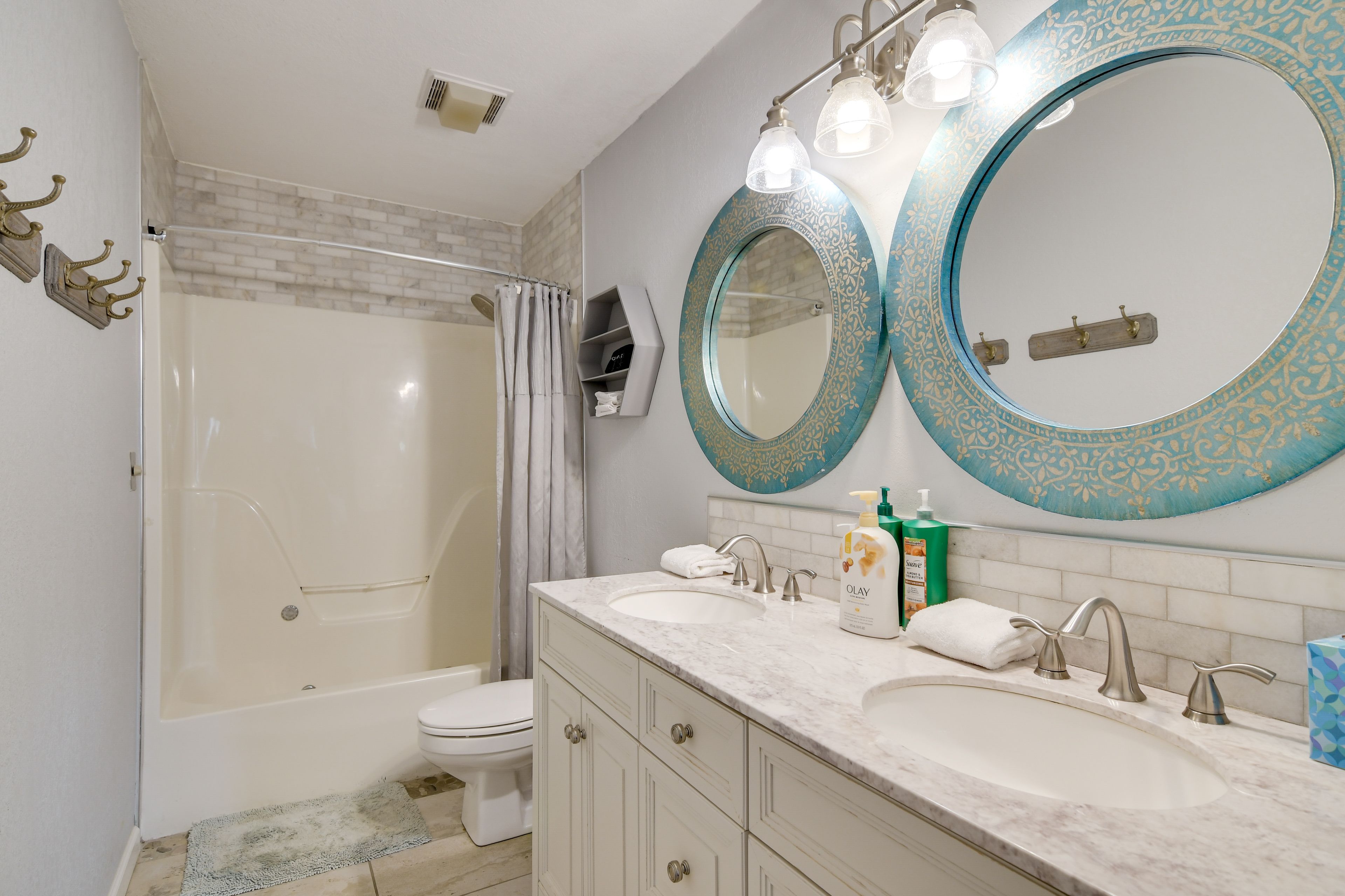 Full Bathroom | Towels Provided