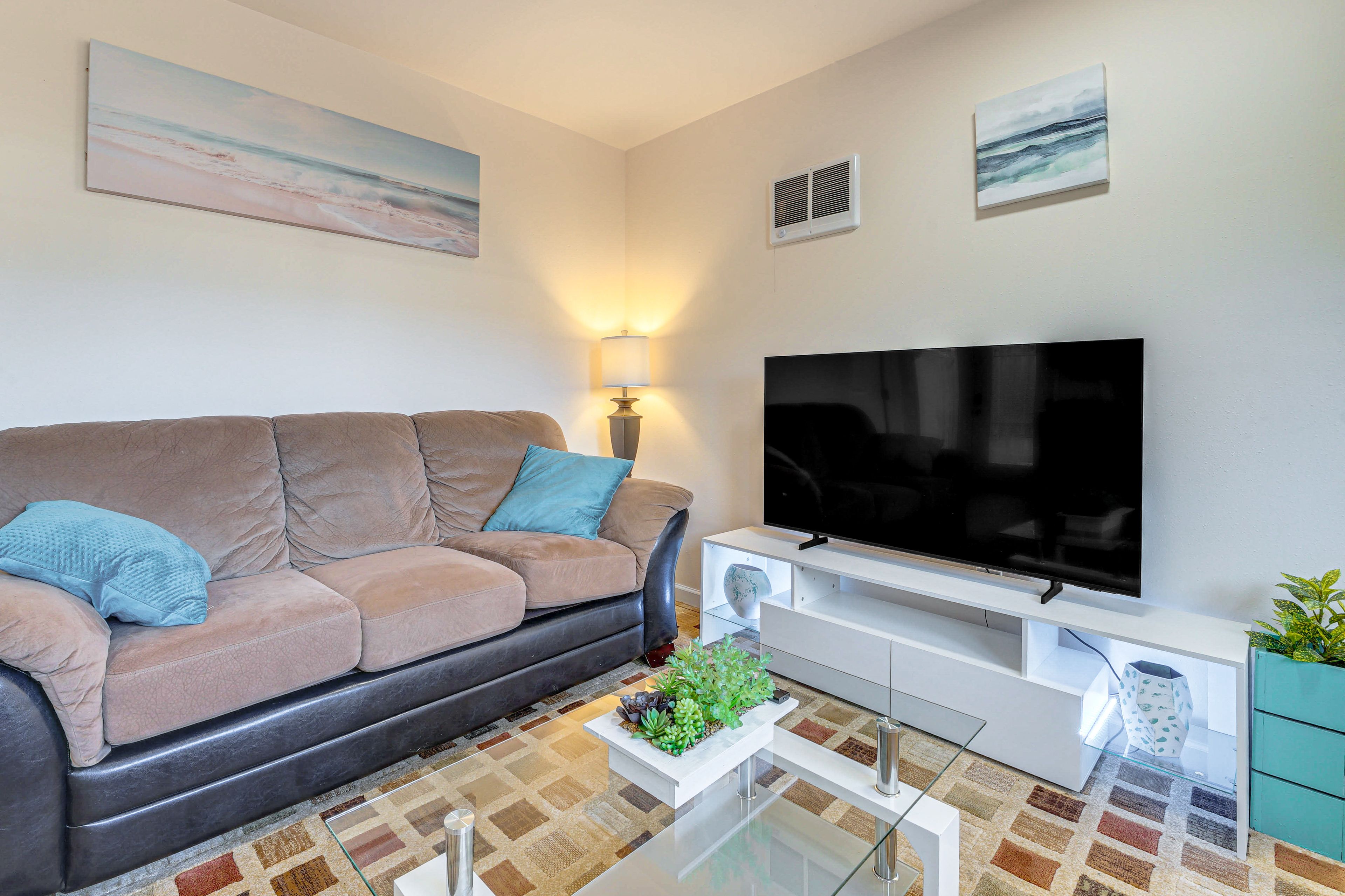 Living Room | Smart TV | Free WiFi