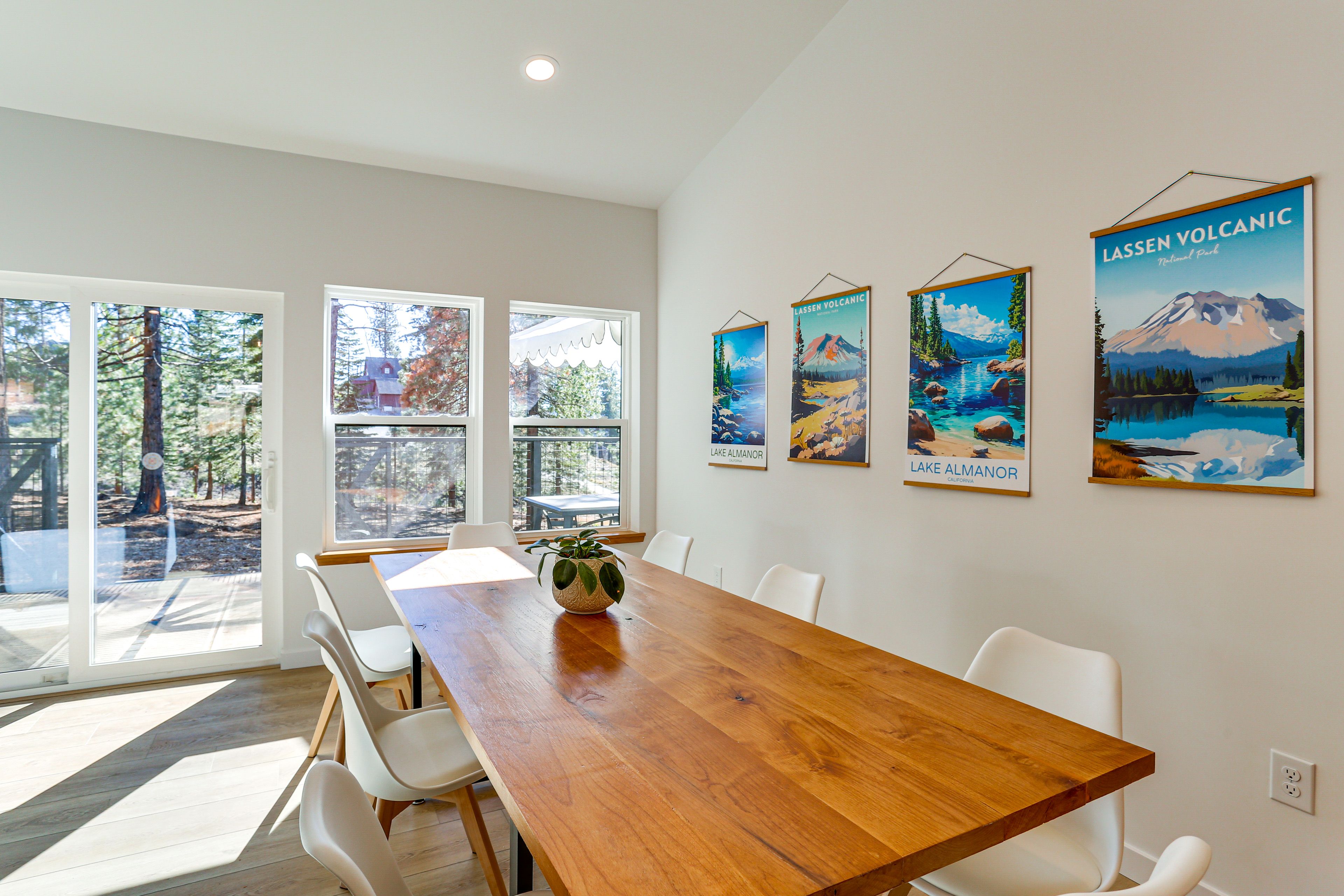 Dining Area | Dishware/Flatware Provided