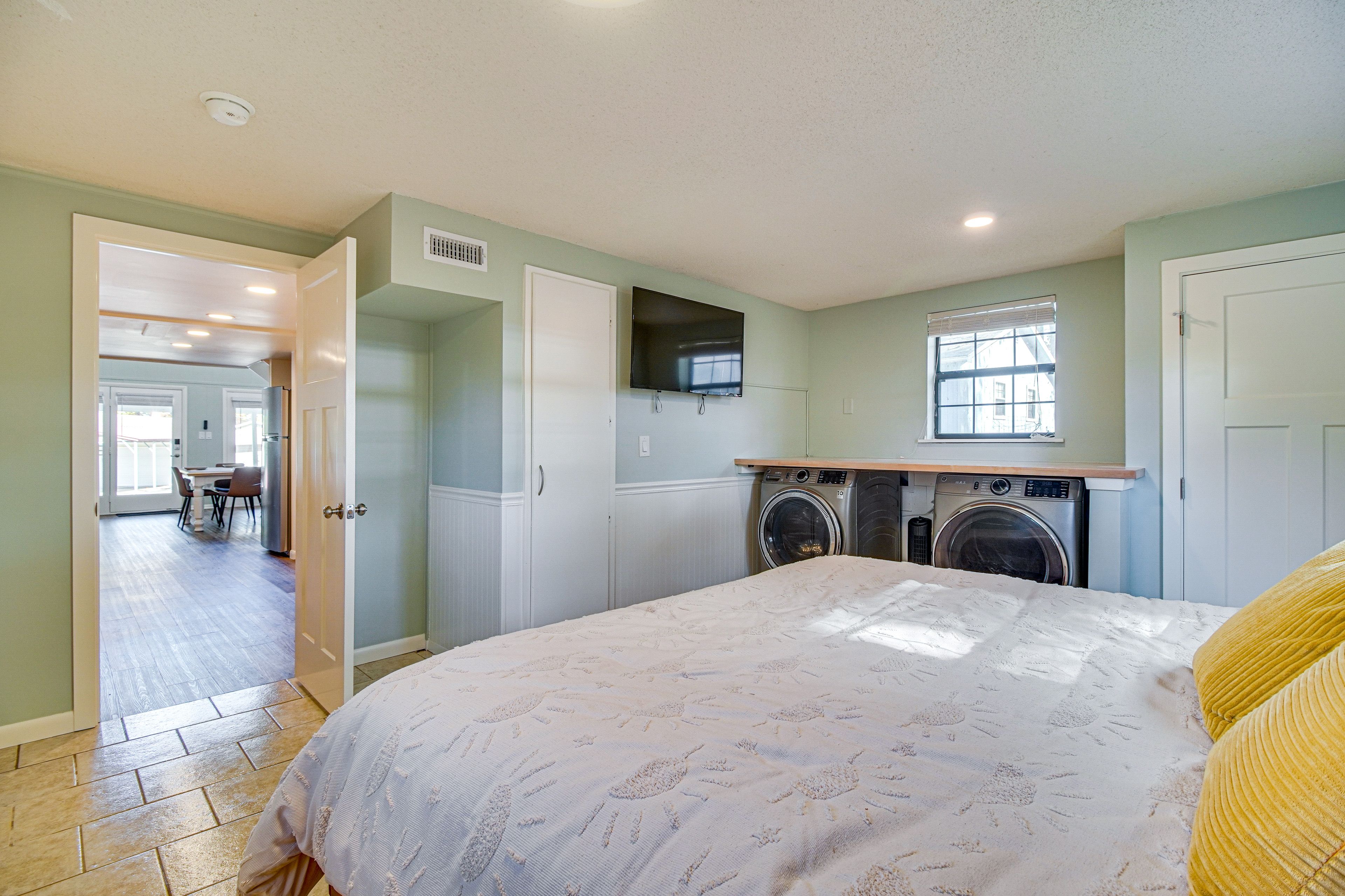 Bedroom 1 | 1st Floor | King Bed | Washer/Dryer