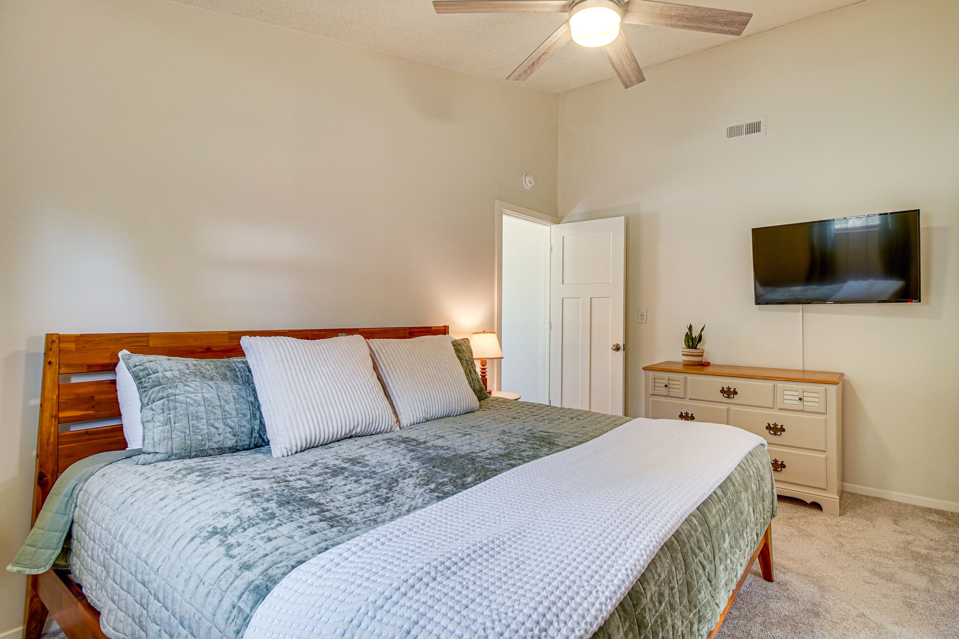 Bedroom 2 | 1st Floor | King Bed