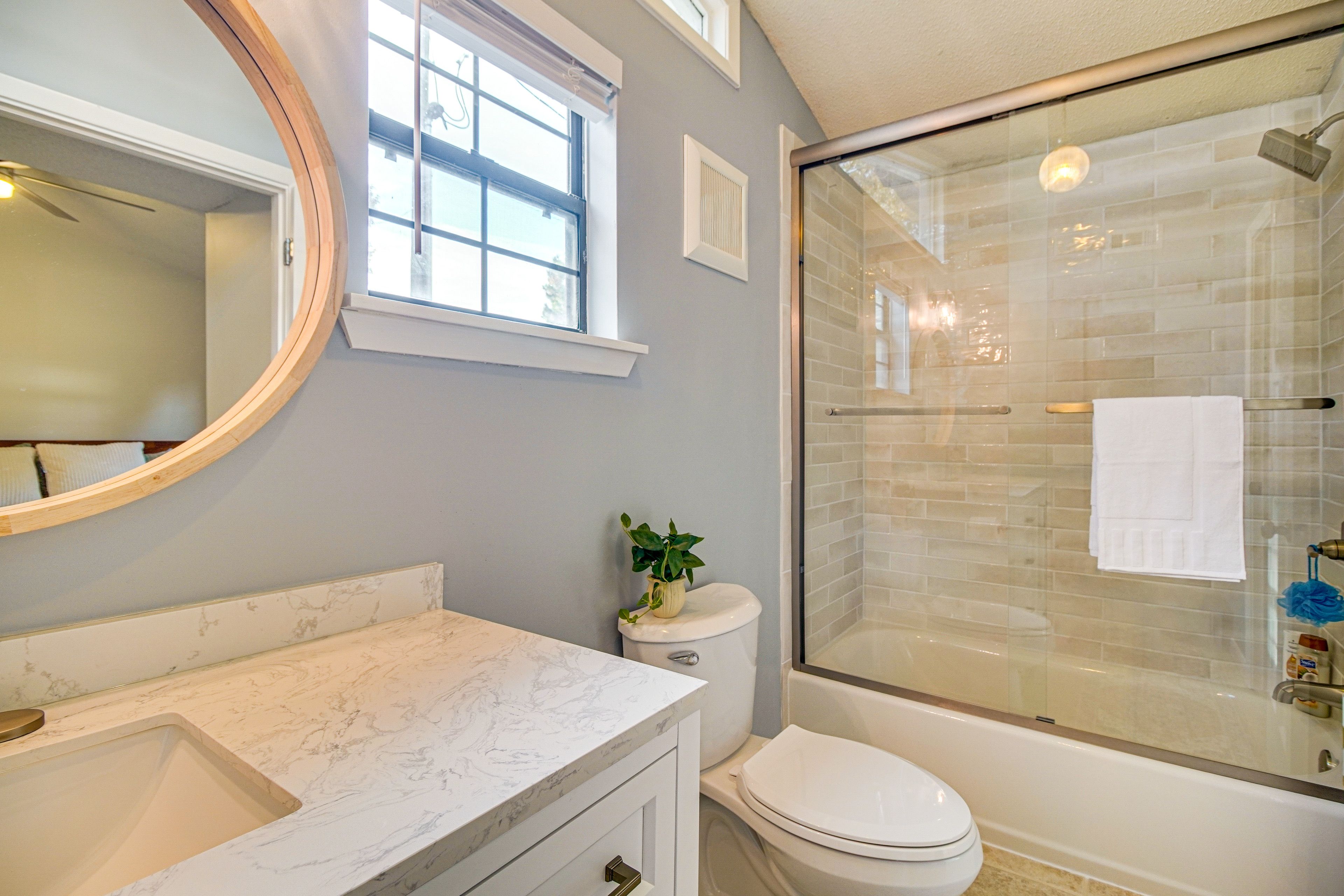 Full Bathroom | 1st Floor | Towels Provided