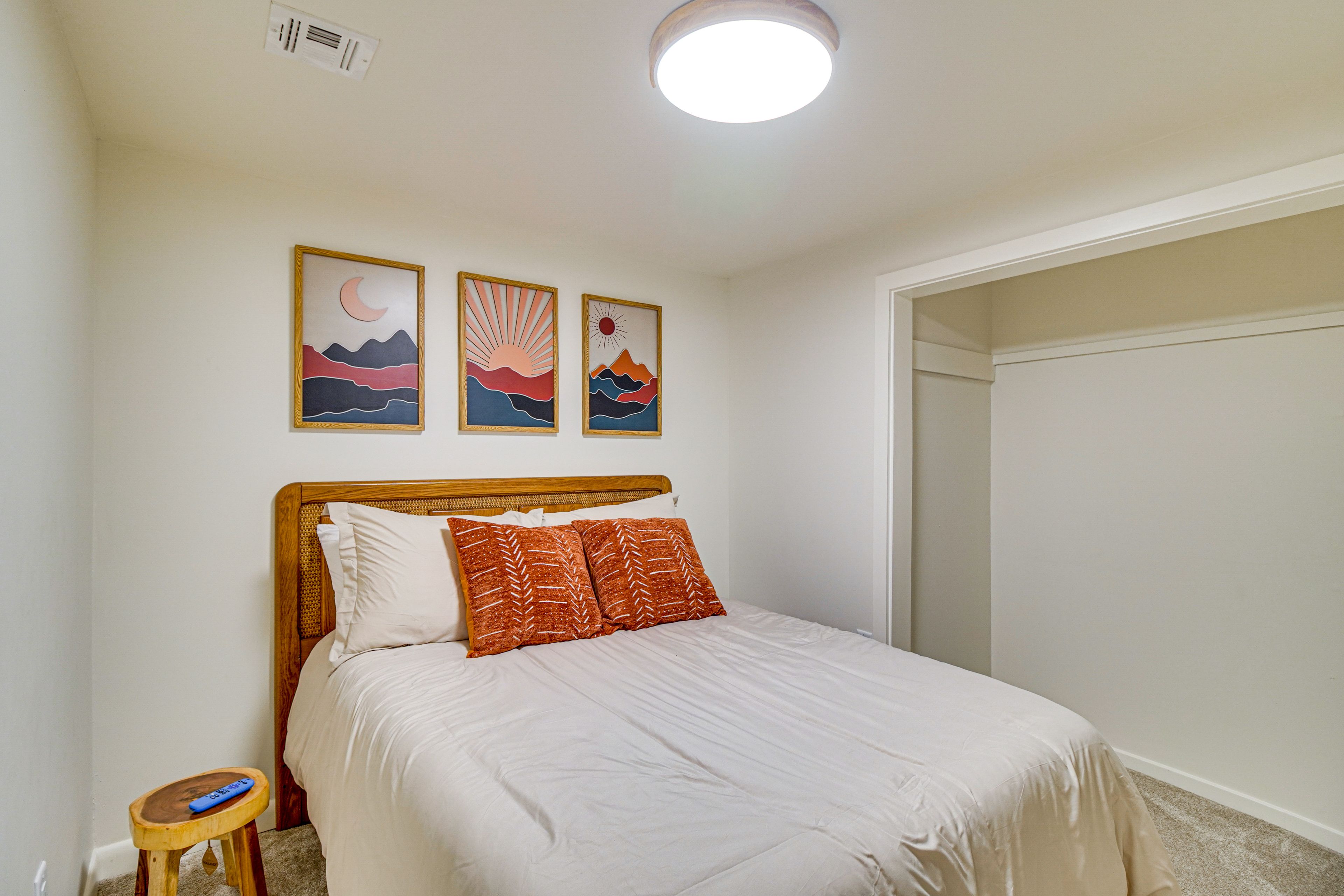 Sleeping Nook | Basement | Full Bed | Smart TV