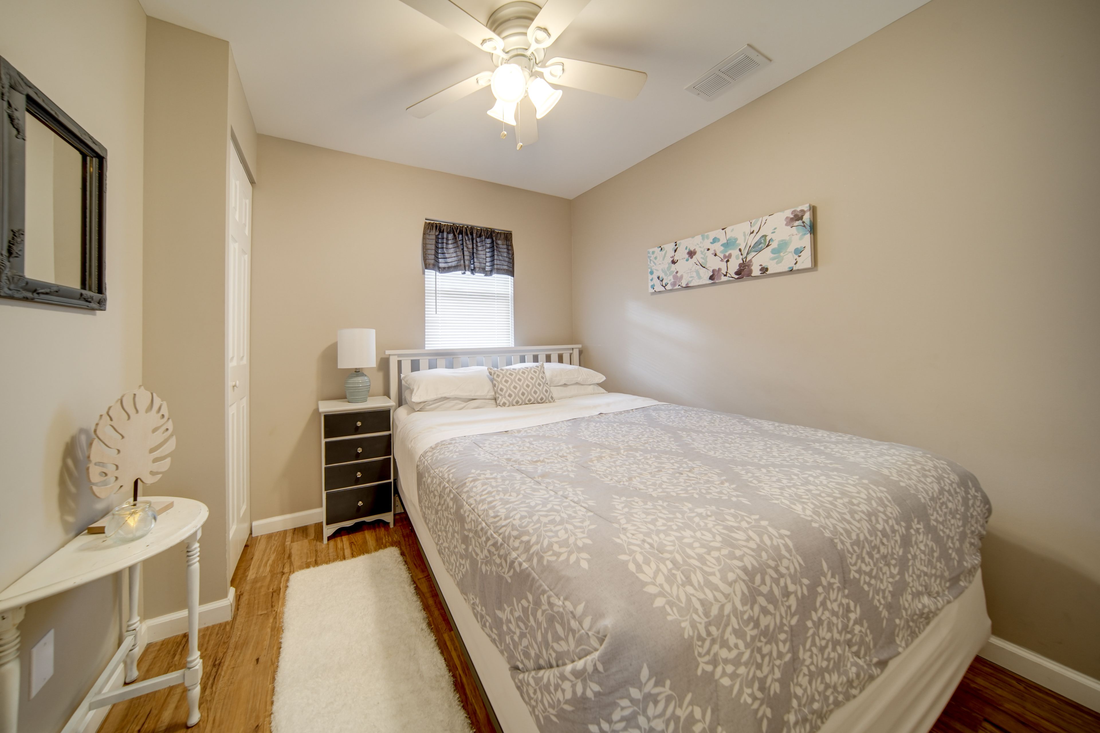 Bedroom 1 | Queen Bed