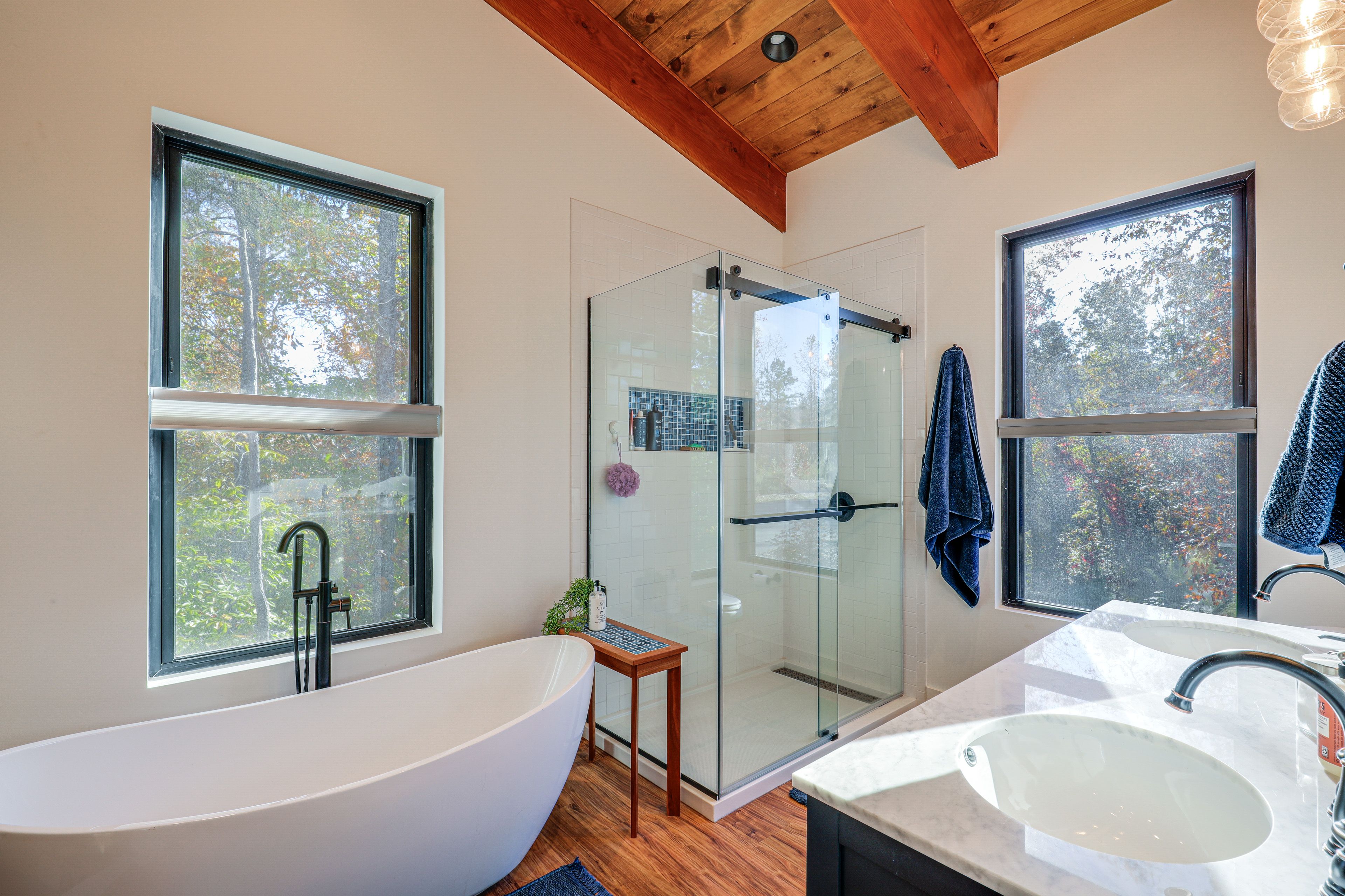 En-Suite Bathroom | Main Level | Towels Provided