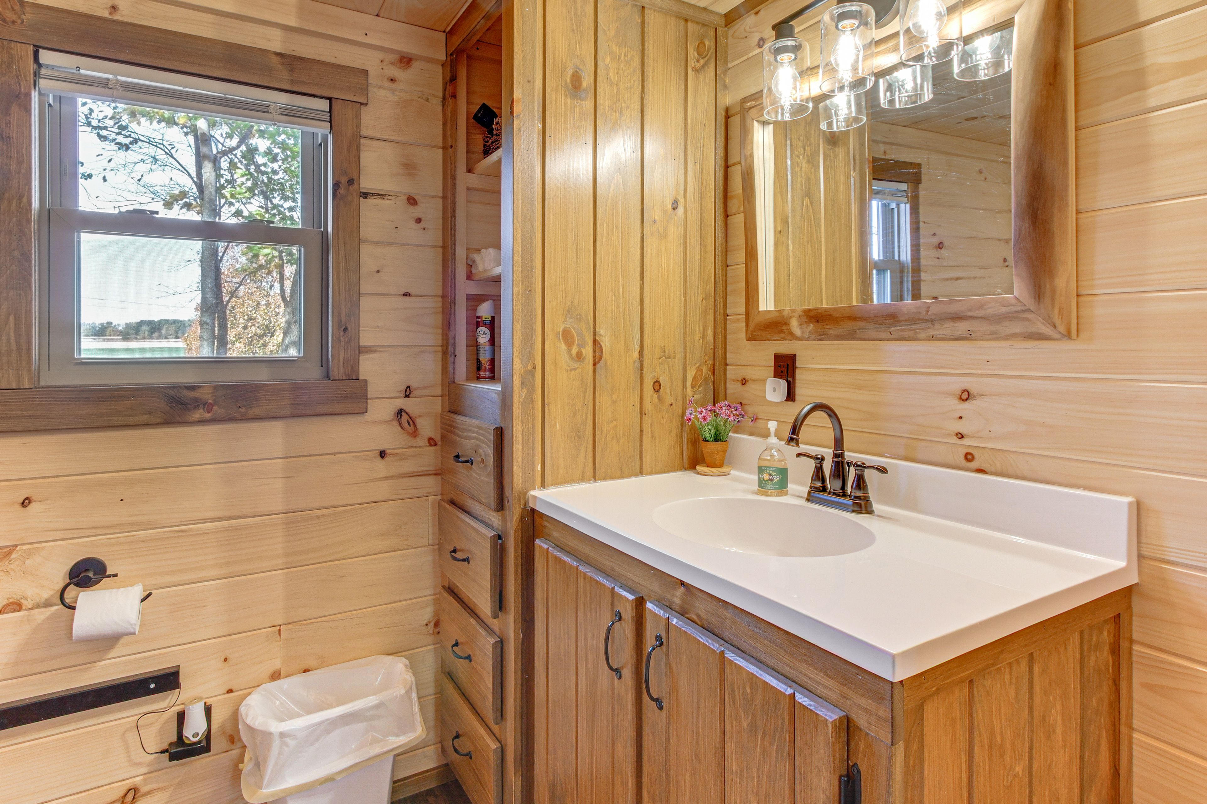 Full Bathroom | Towels Provided | Complimentary Toiletries