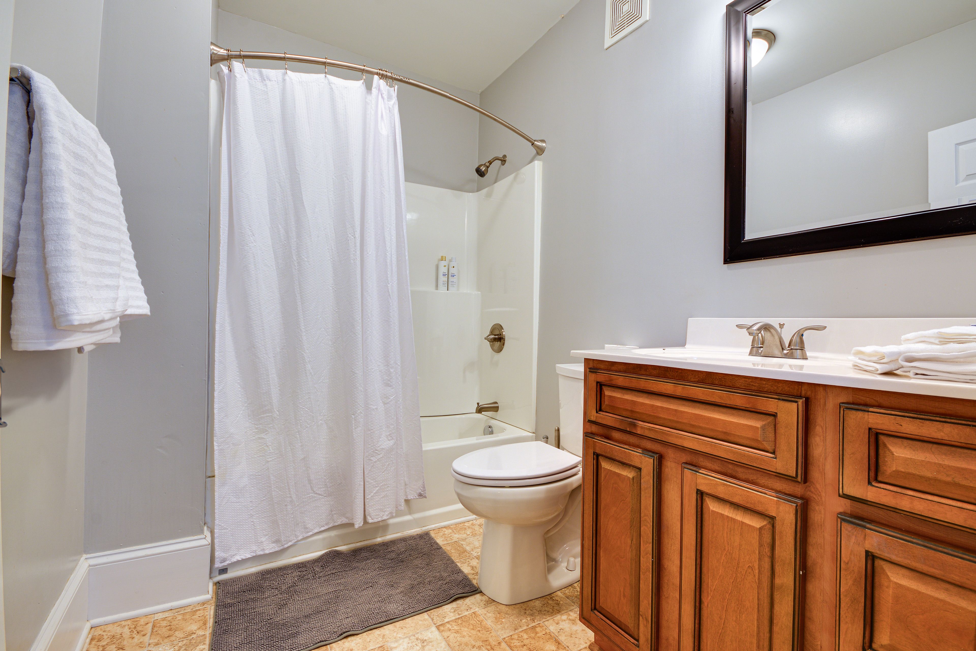 Full Bathroom | 1st Floor | Towels Provided