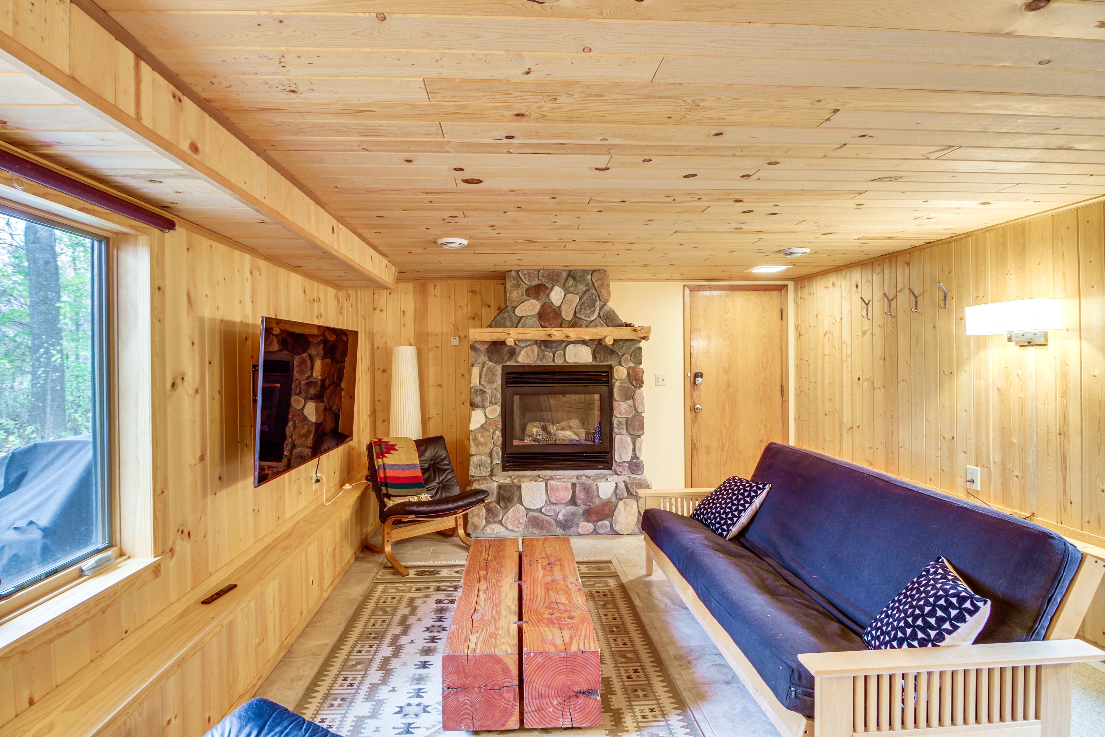 Basement | Smart TV | Gas Fireplace | Full Futon