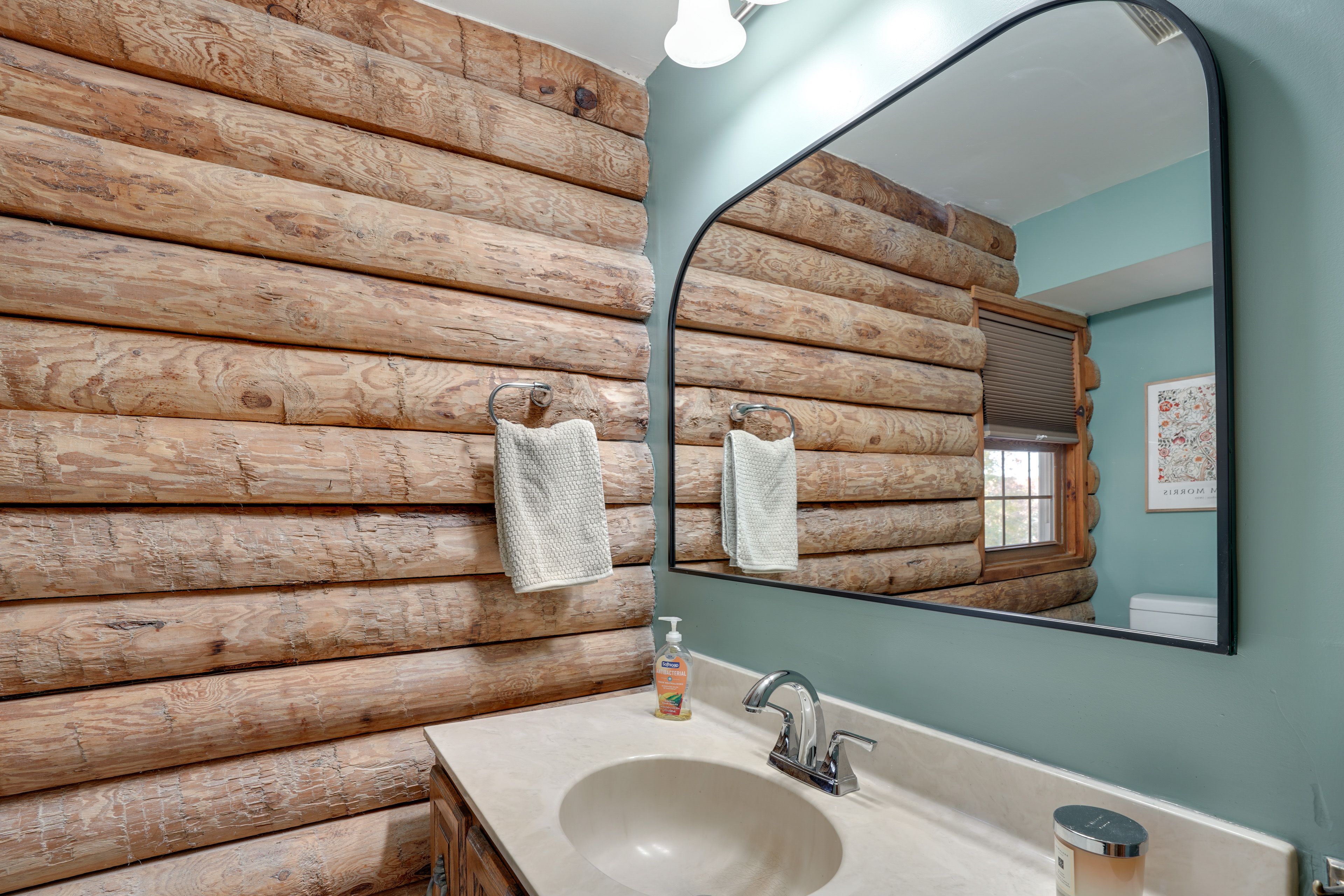 Full Bathroom | 1st Floor | Towels Provided