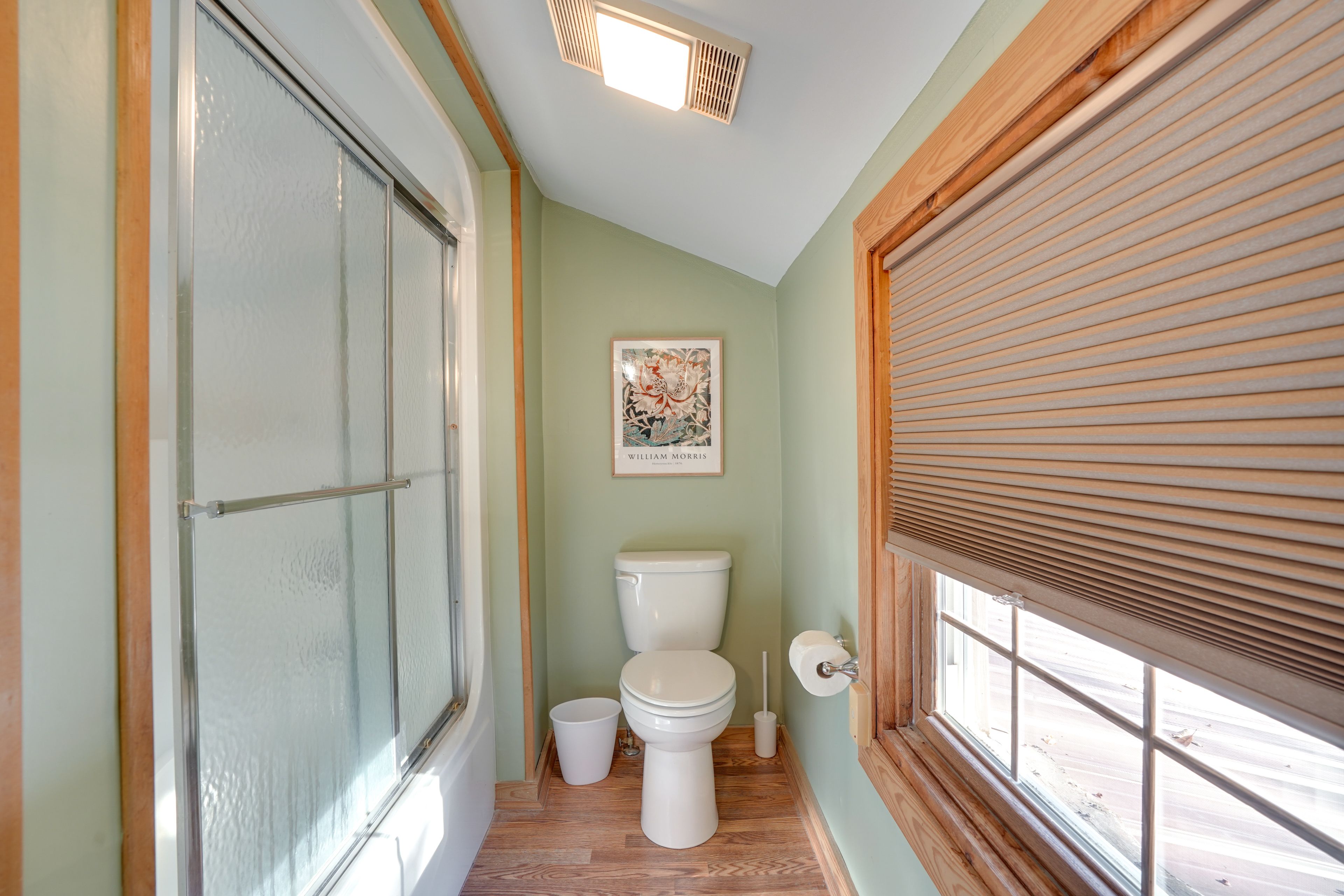 Full Bathroom | 2nd Floor | Complimentary Toiletries