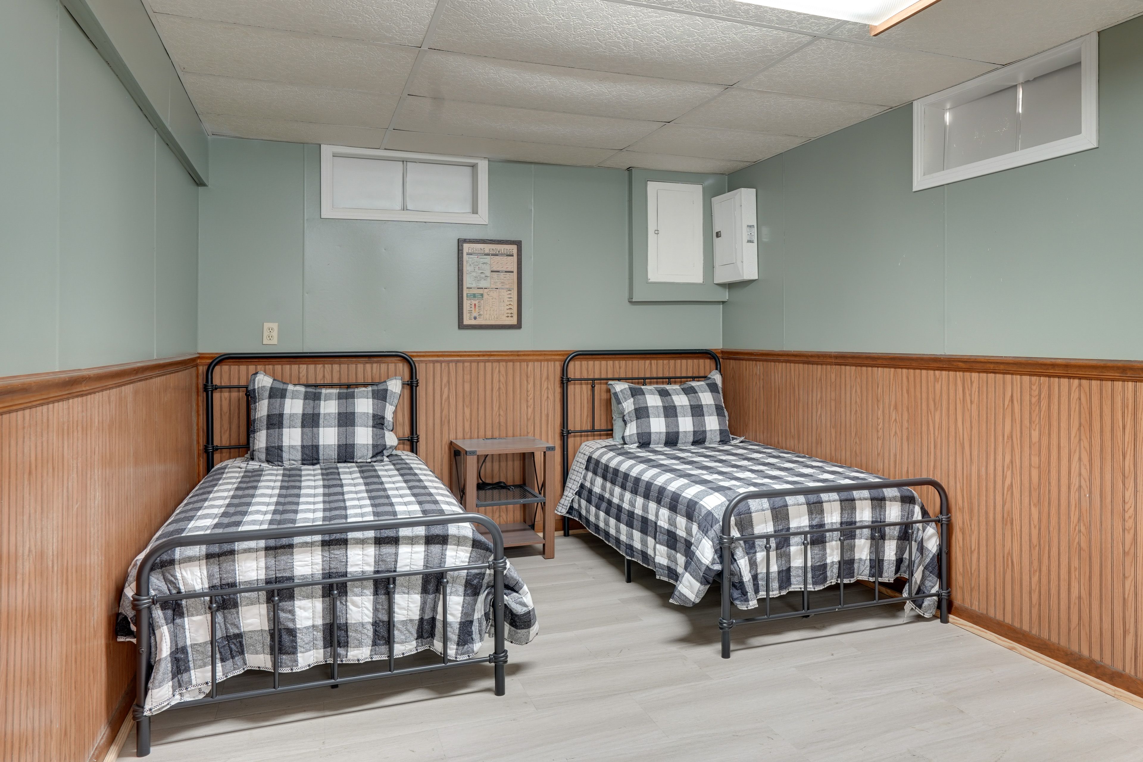 Bonus Room | Basement | 2 Twin Beds