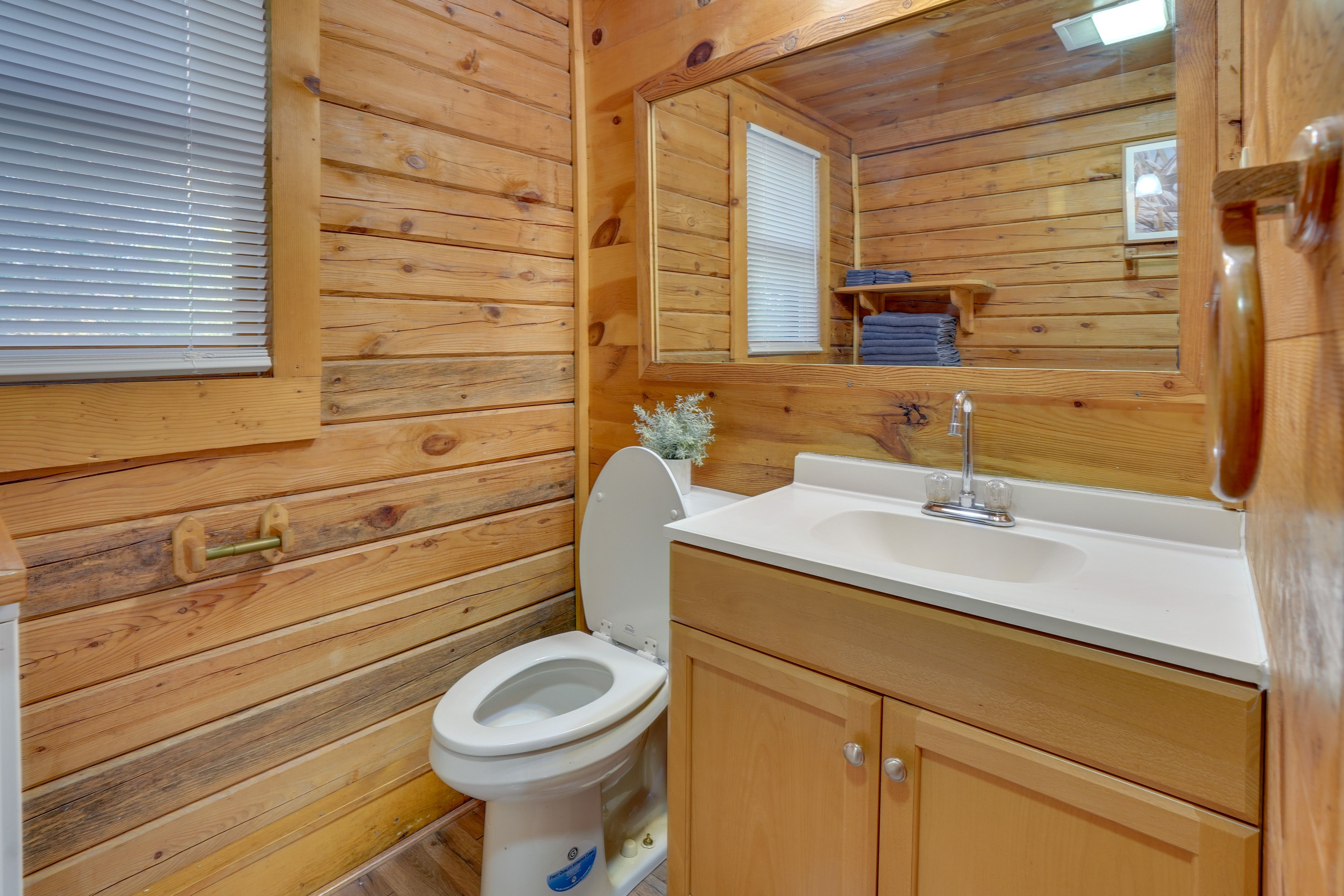 Full Bathroom | 1st Floor | Towels Provided | Complimentary Toiletries