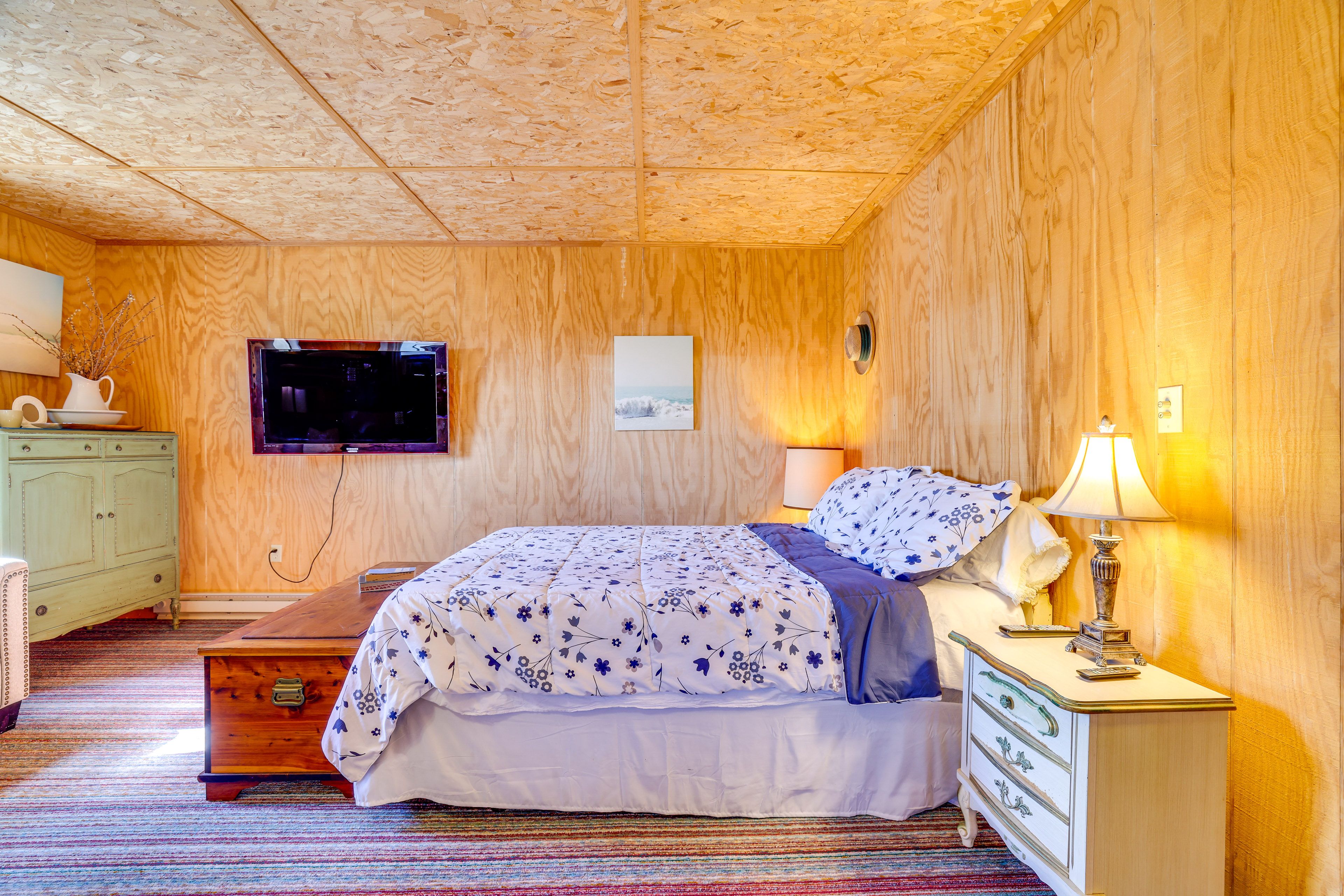 Studio | Queen Bed | Flat-Screen TV