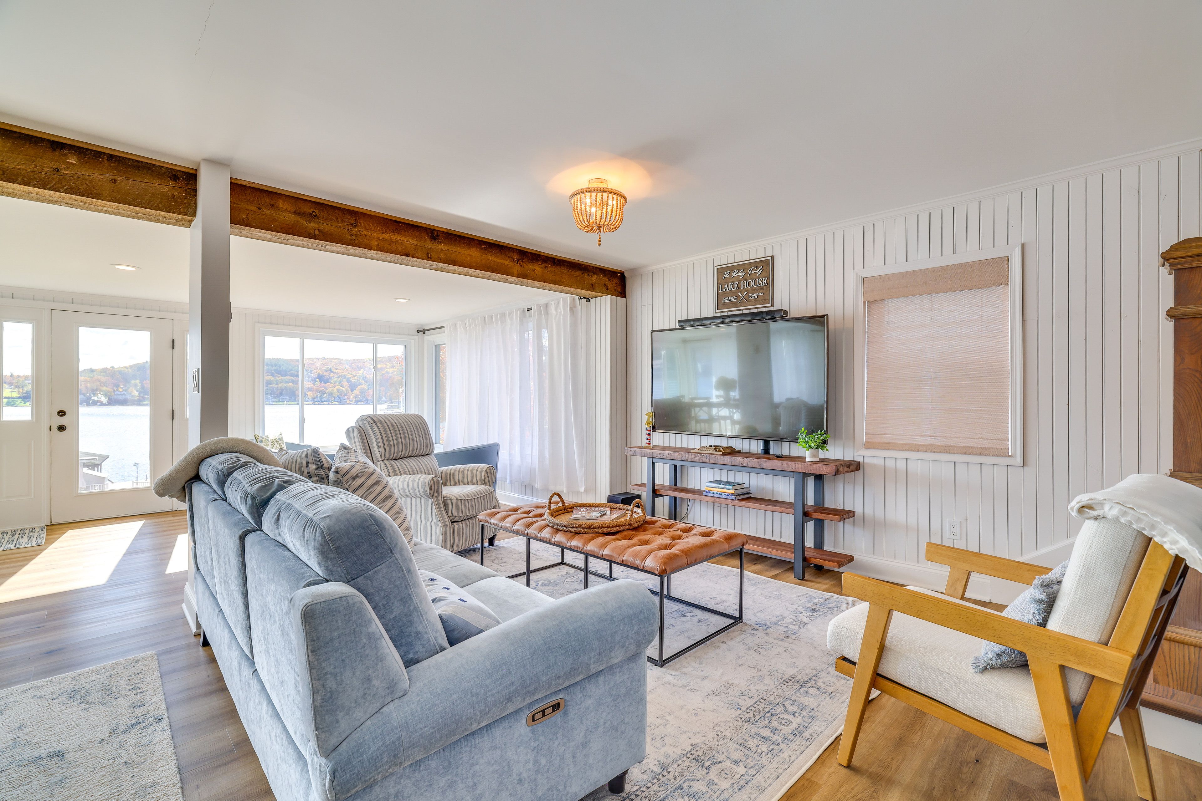 Living Room | Flat-Screen TV | Free WiFi | 1st Floor