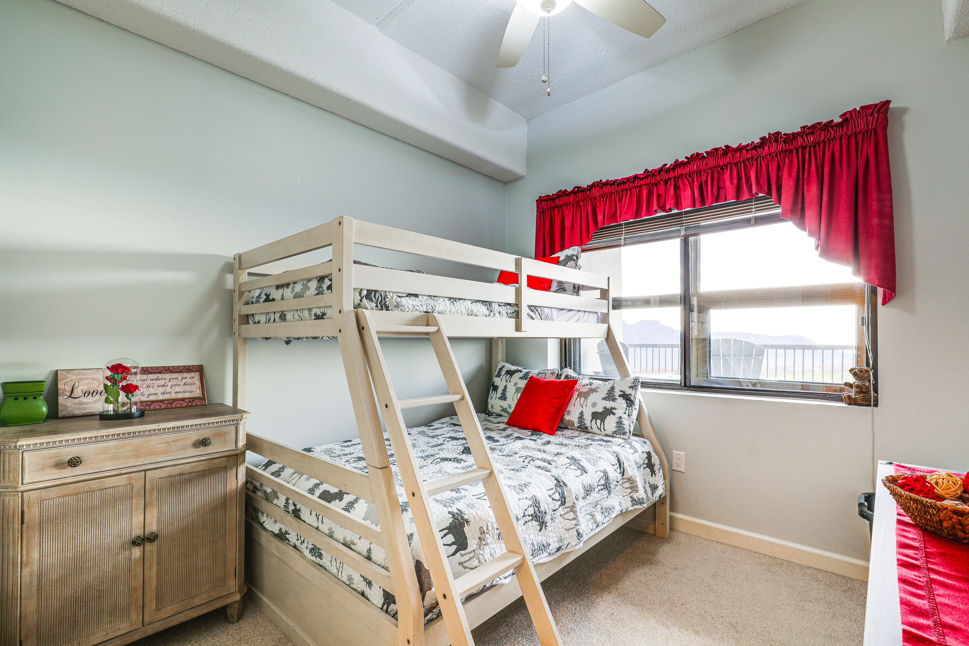 Bedroom 2 | Twin/Full Bunk Bed