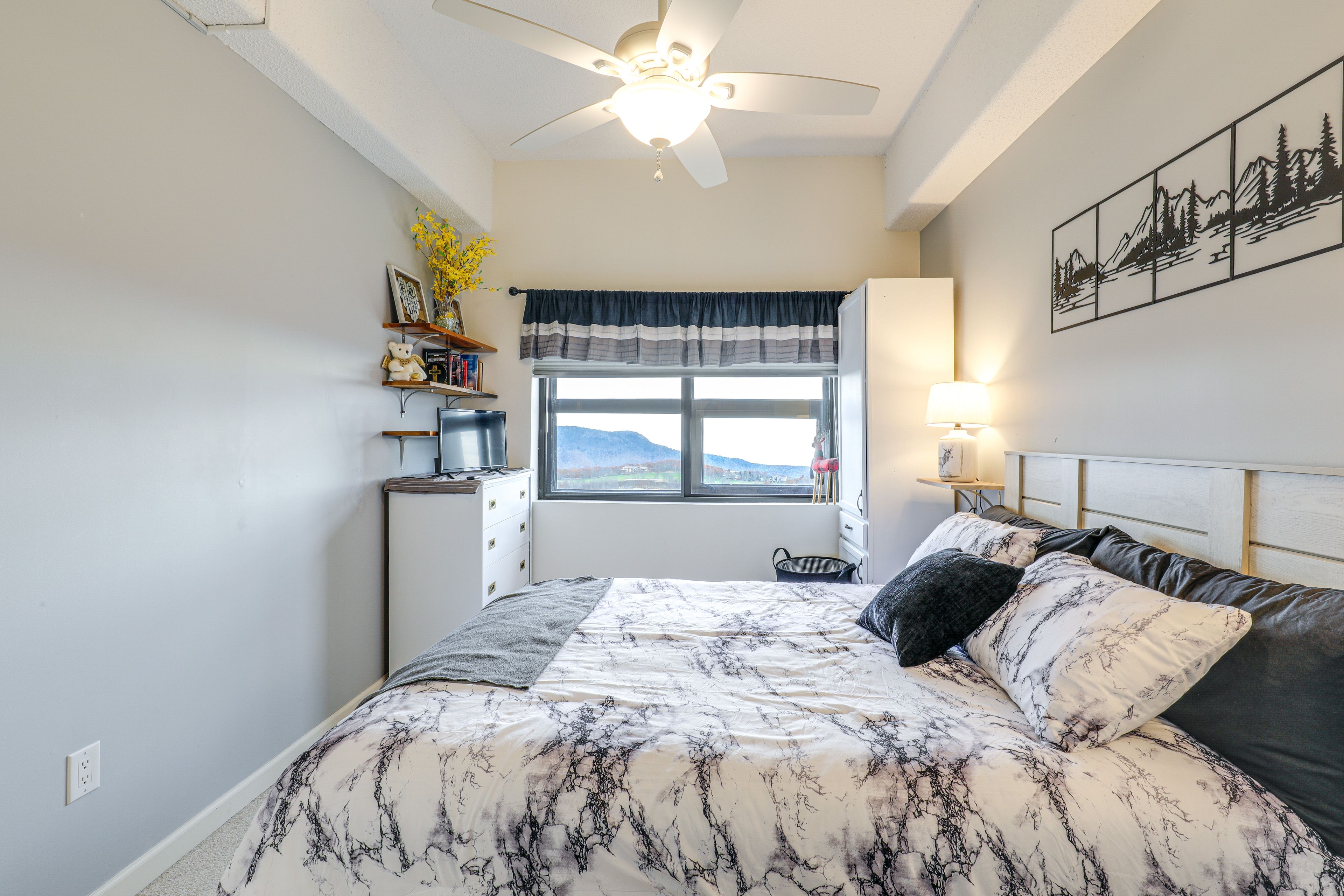 Bedroom 1 | Queen Bed | En-Suite Bathroom