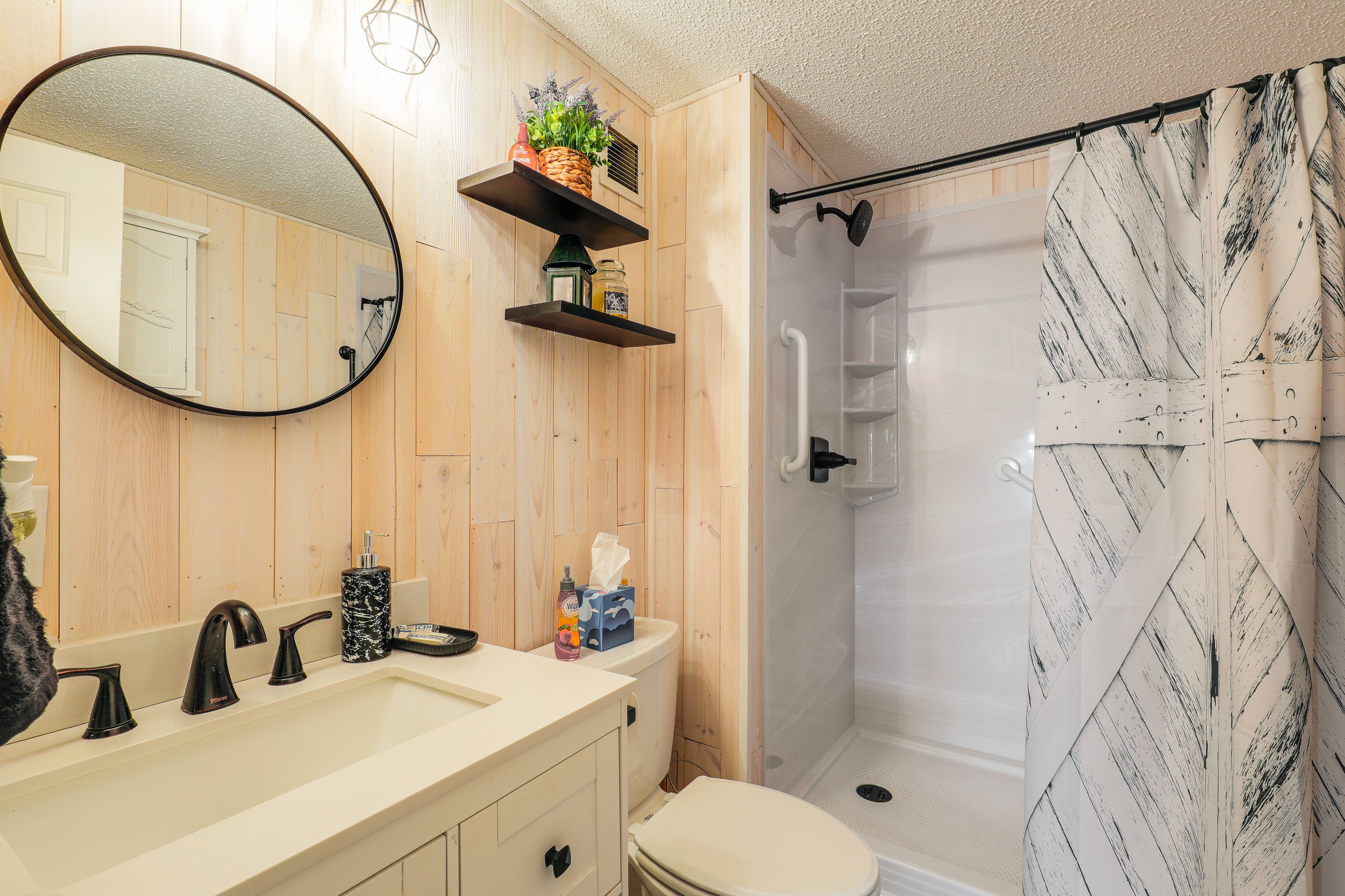 Full Bathroom | Towels Provided