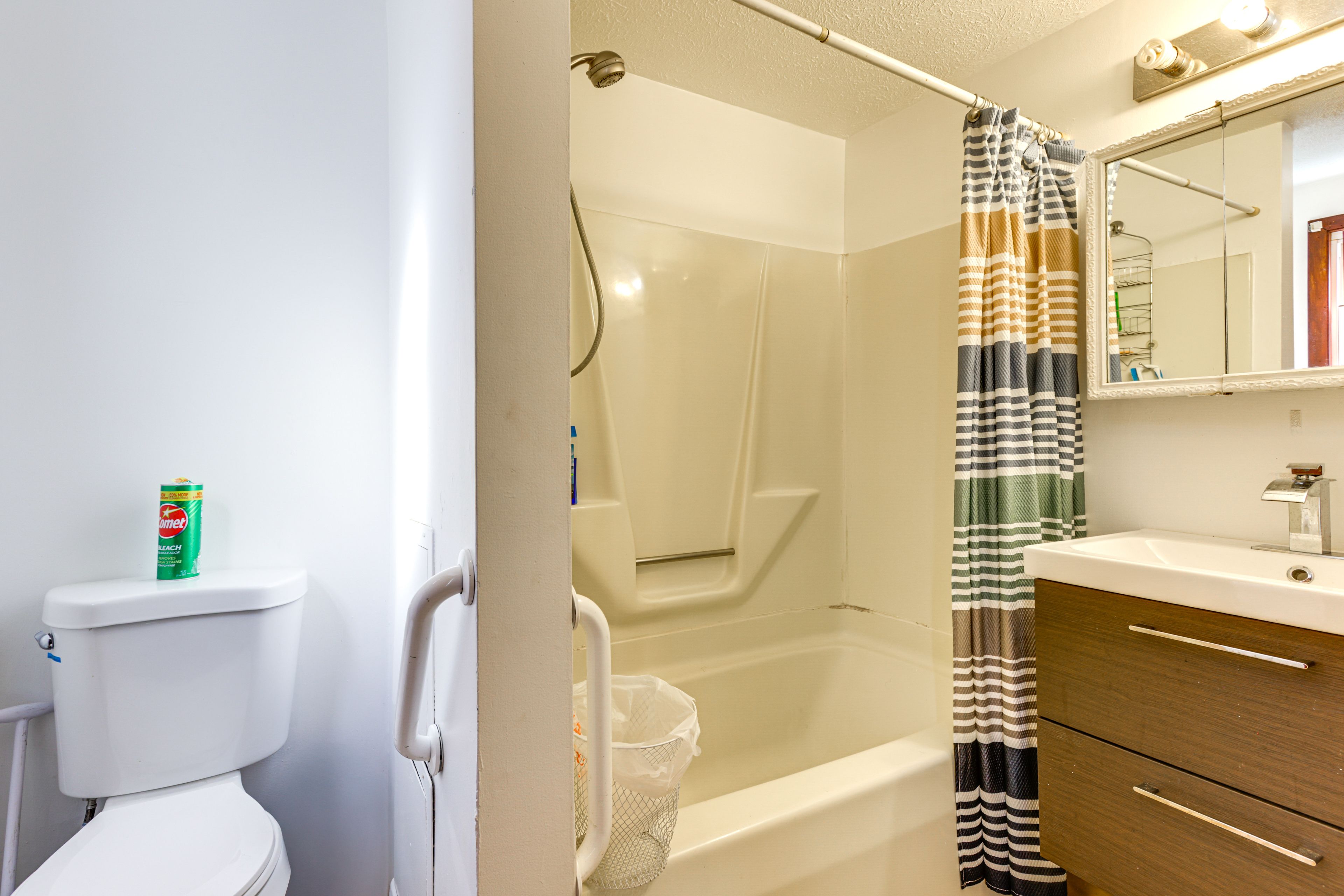 Full Bathroom | 2nd Floor | Towels Provided | Complimentary Toiletries