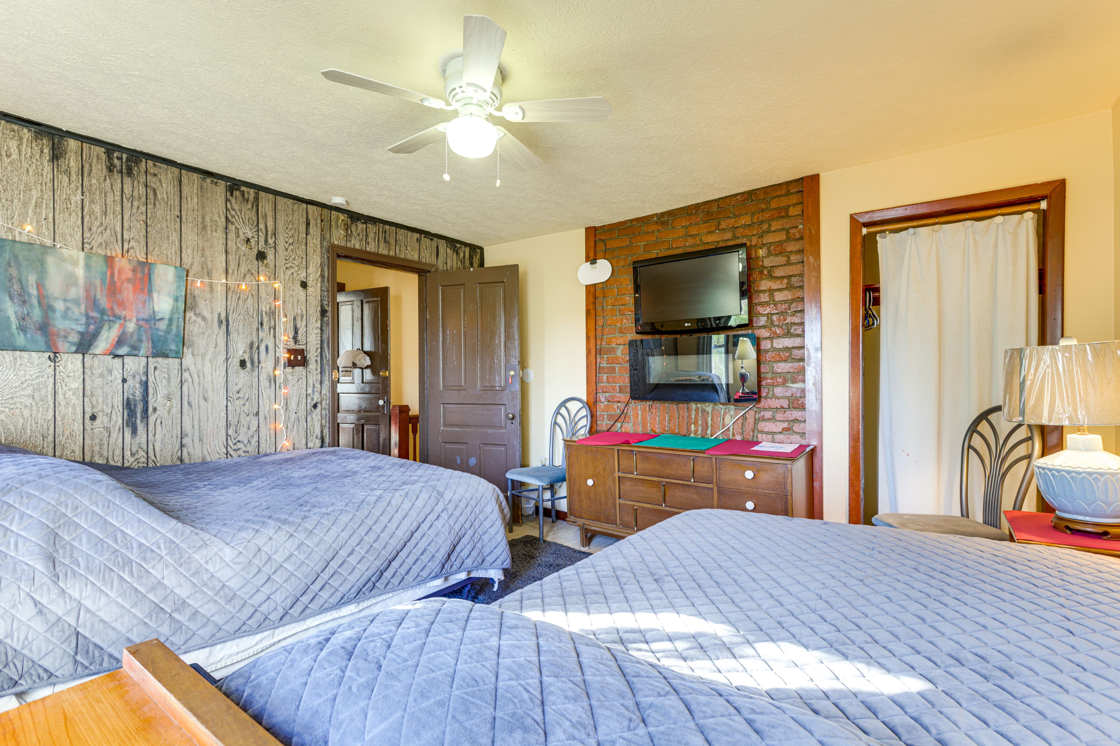 Bedroom 2 | 2nd Floor | Full Bed | Queen Bed | Fireplace
