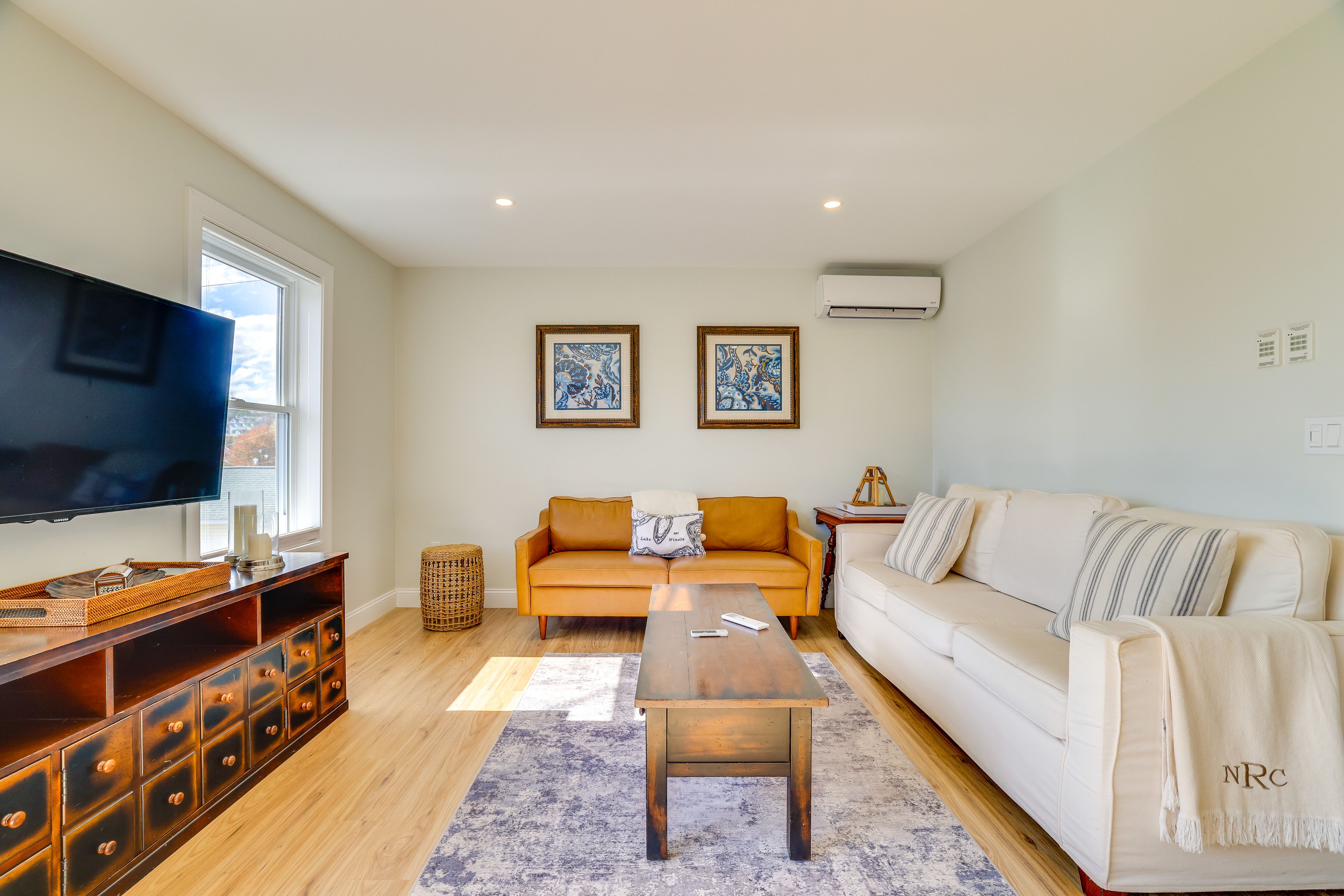 Living Room | 1st Floor | Free WiFi | Smart TV