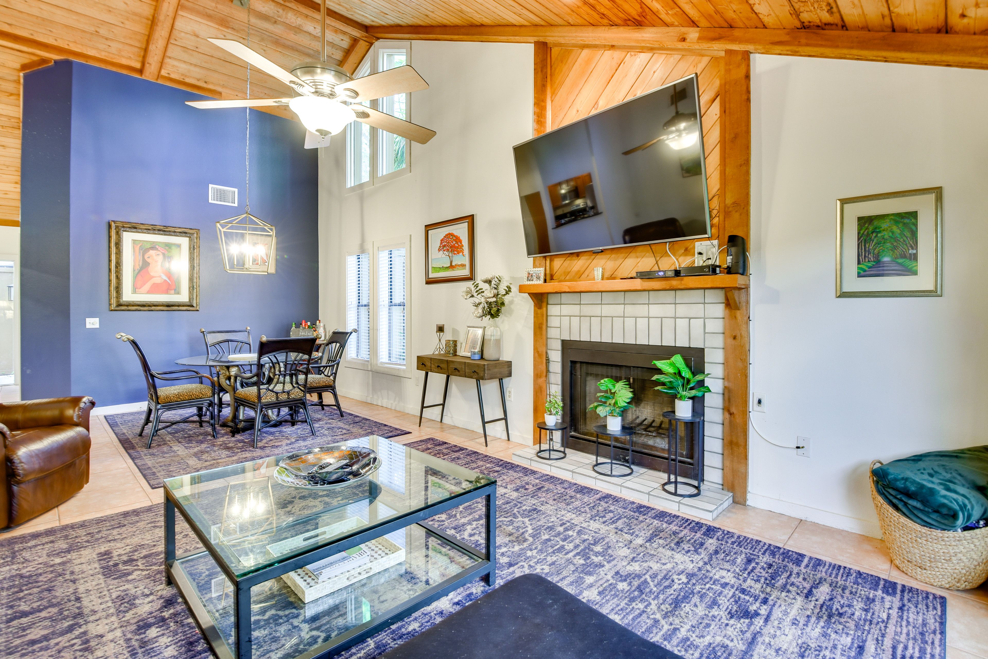 Living Room | Free WiFi | Smart TV | Central A/C