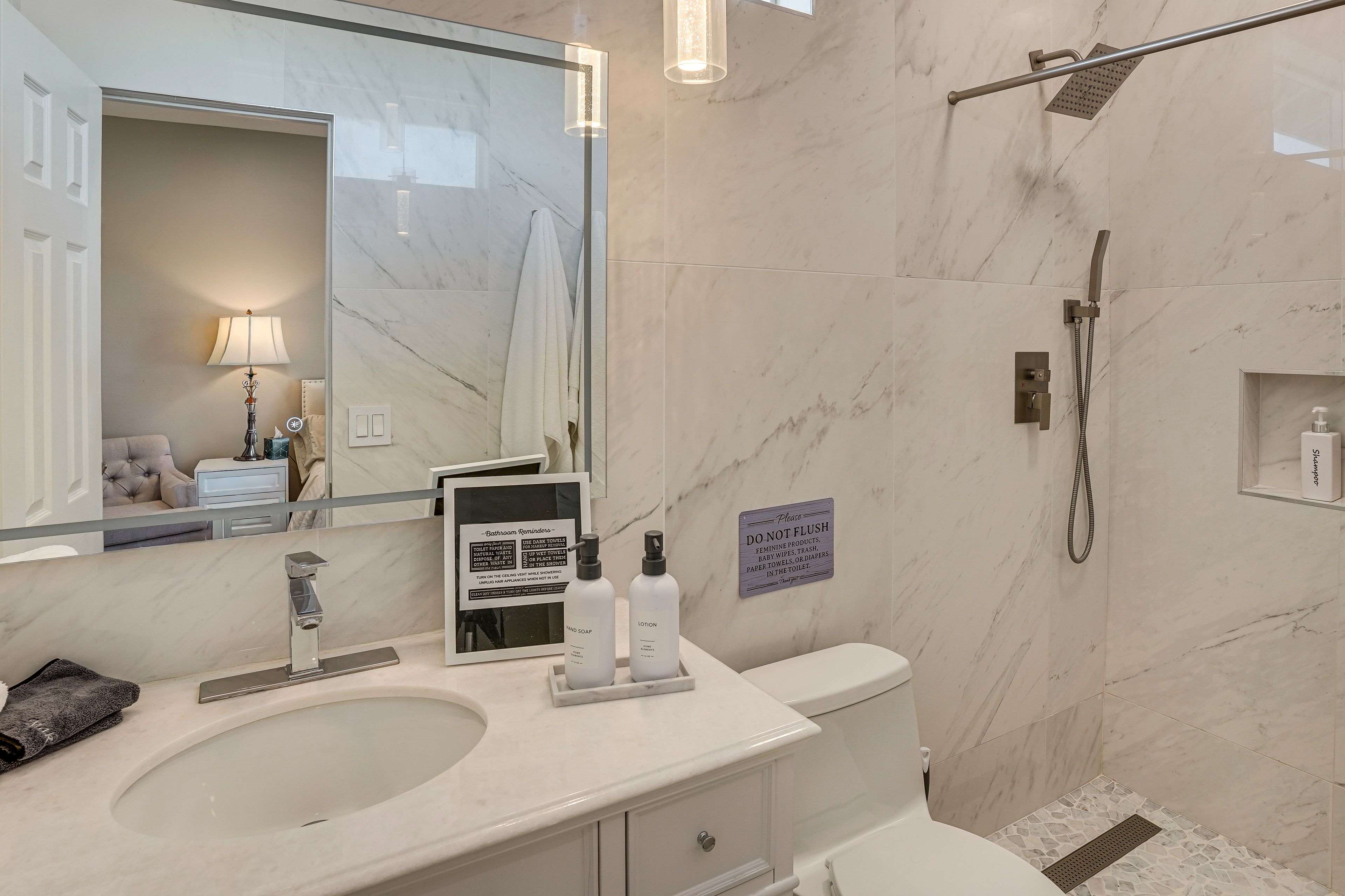 Full Bathroom | Towels Provided | Complimentary Toiletries