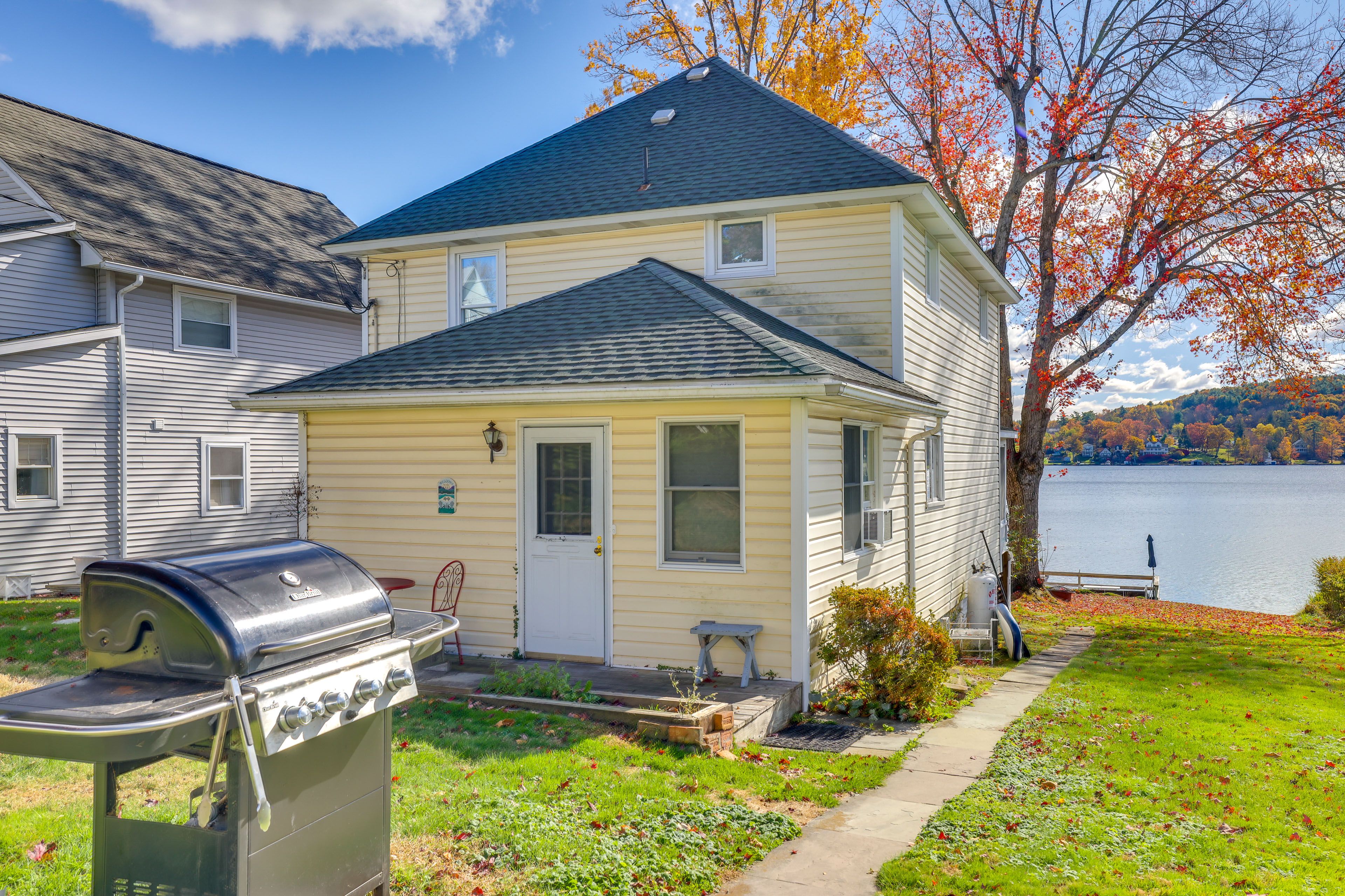 Property Exterior | Garage (1 Vehicle) | Driveway (2 Vehicles)