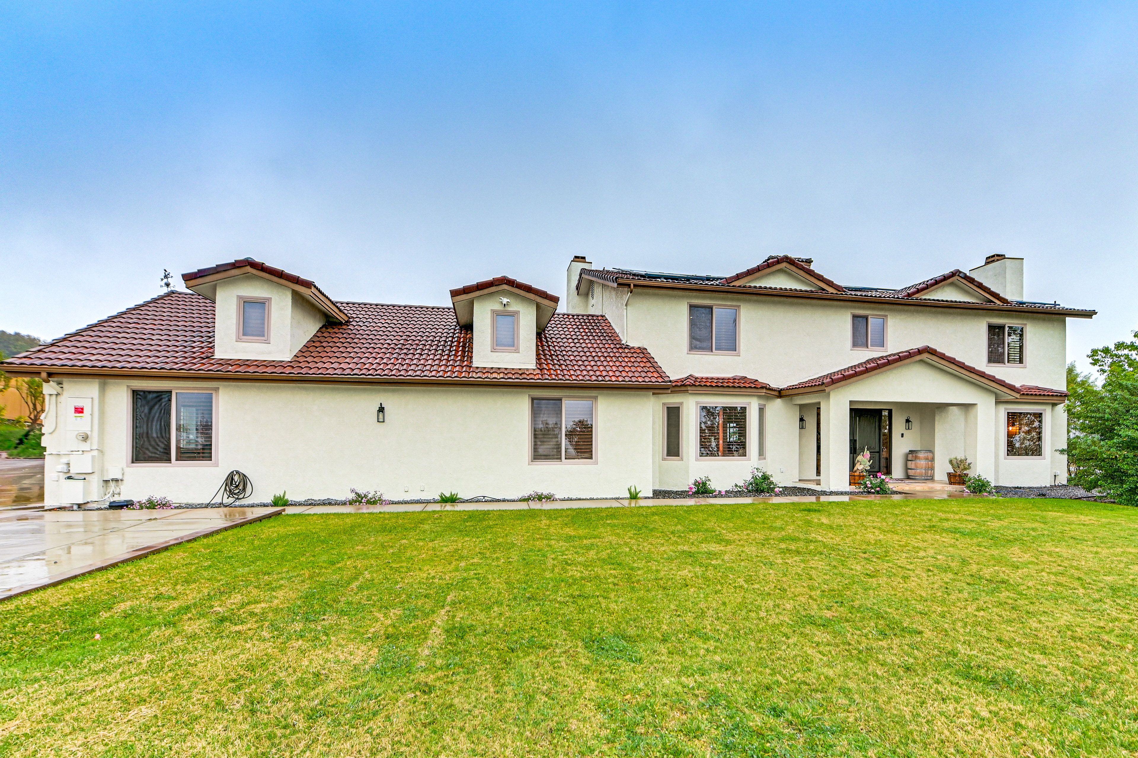 Exterior | Driveway (10 Vehicles)