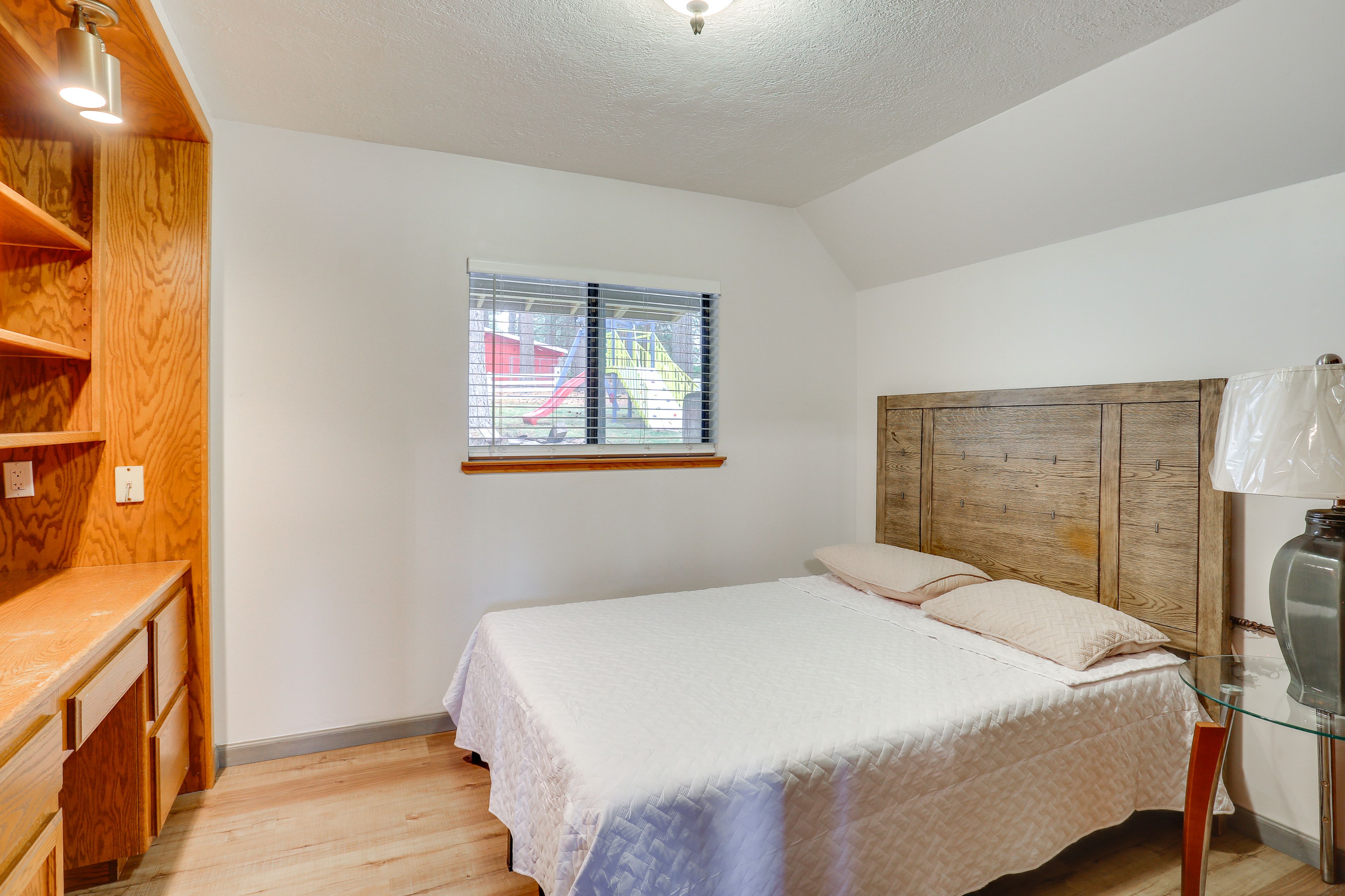 Bedroom 5 | Queen Bed | 2nd Floor