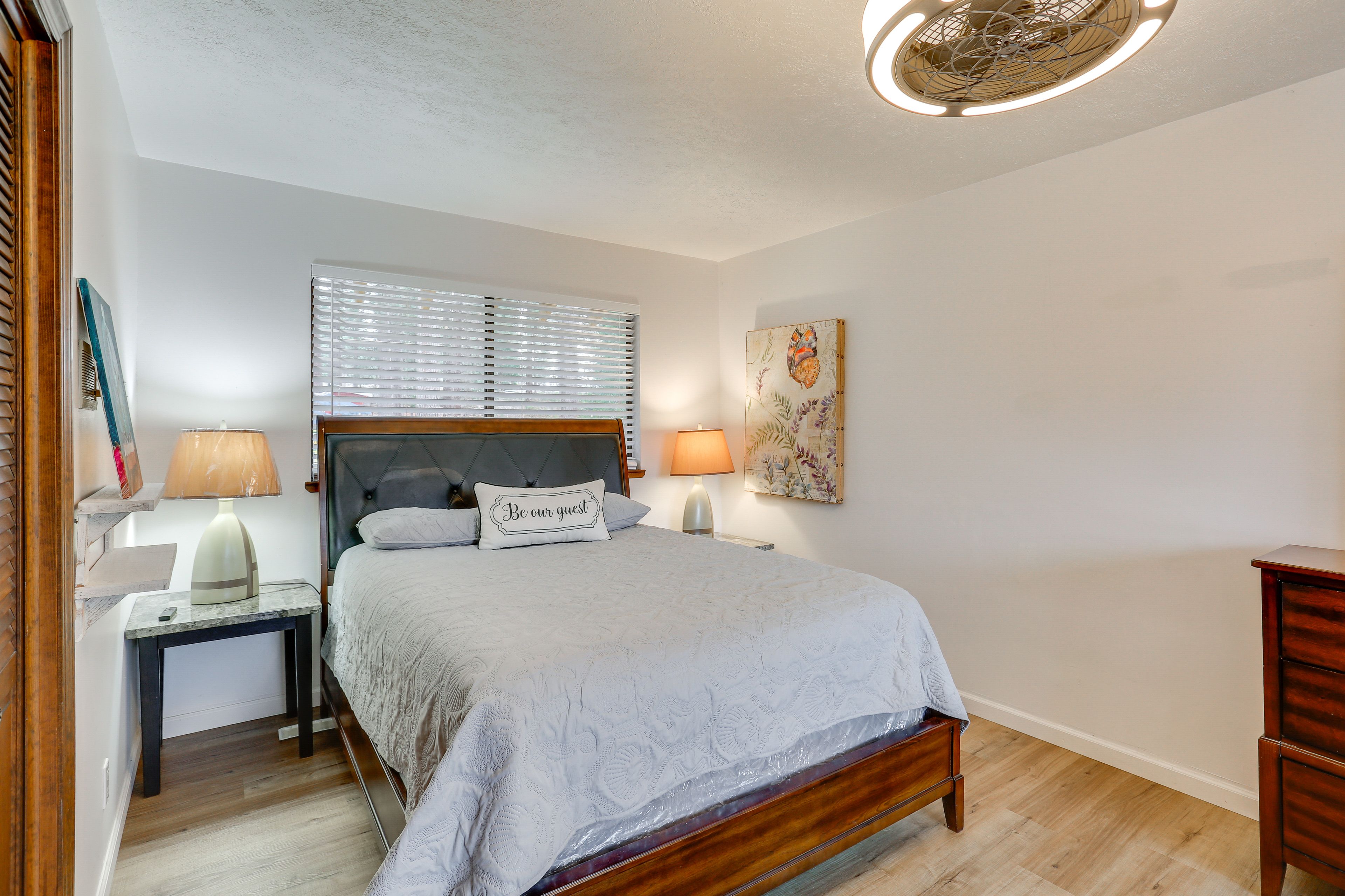 Bedroom 1 | Queen Bed | Linens Provided | 1st Floor