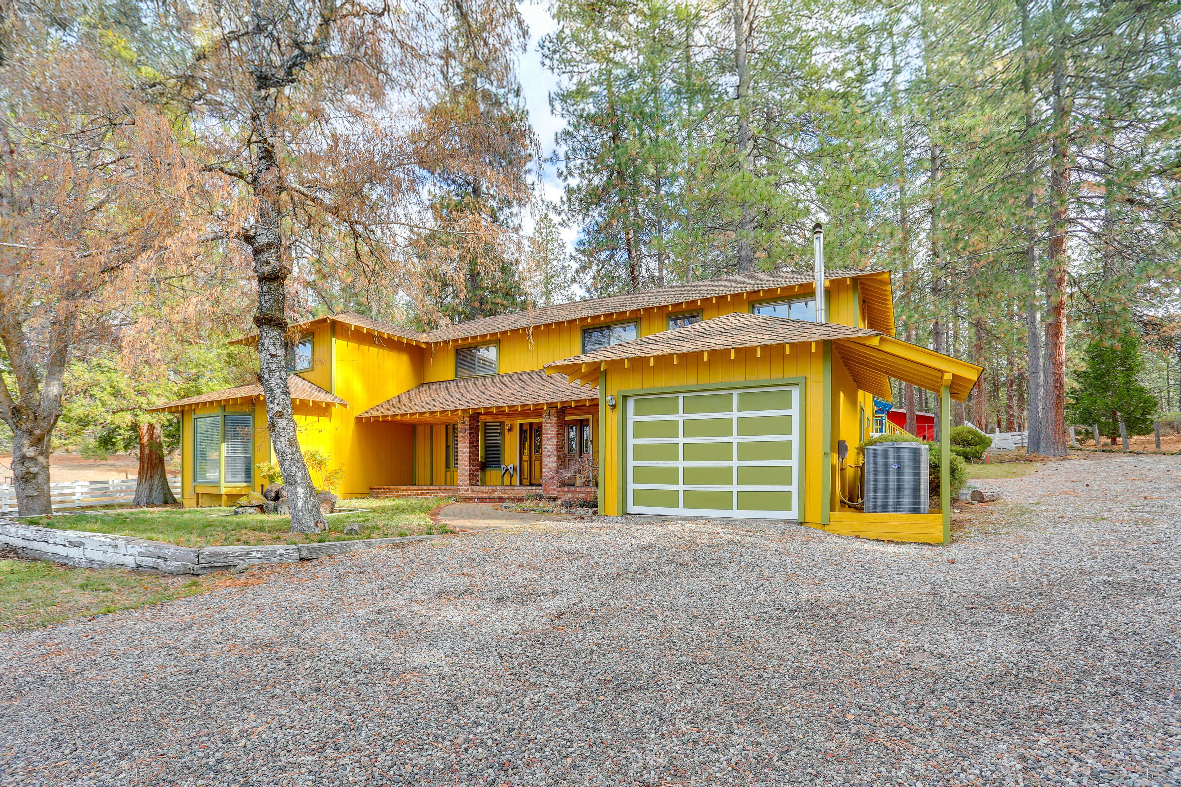 Exterior | Driveway (6 Vehicles) | Trailer Parking Allowed