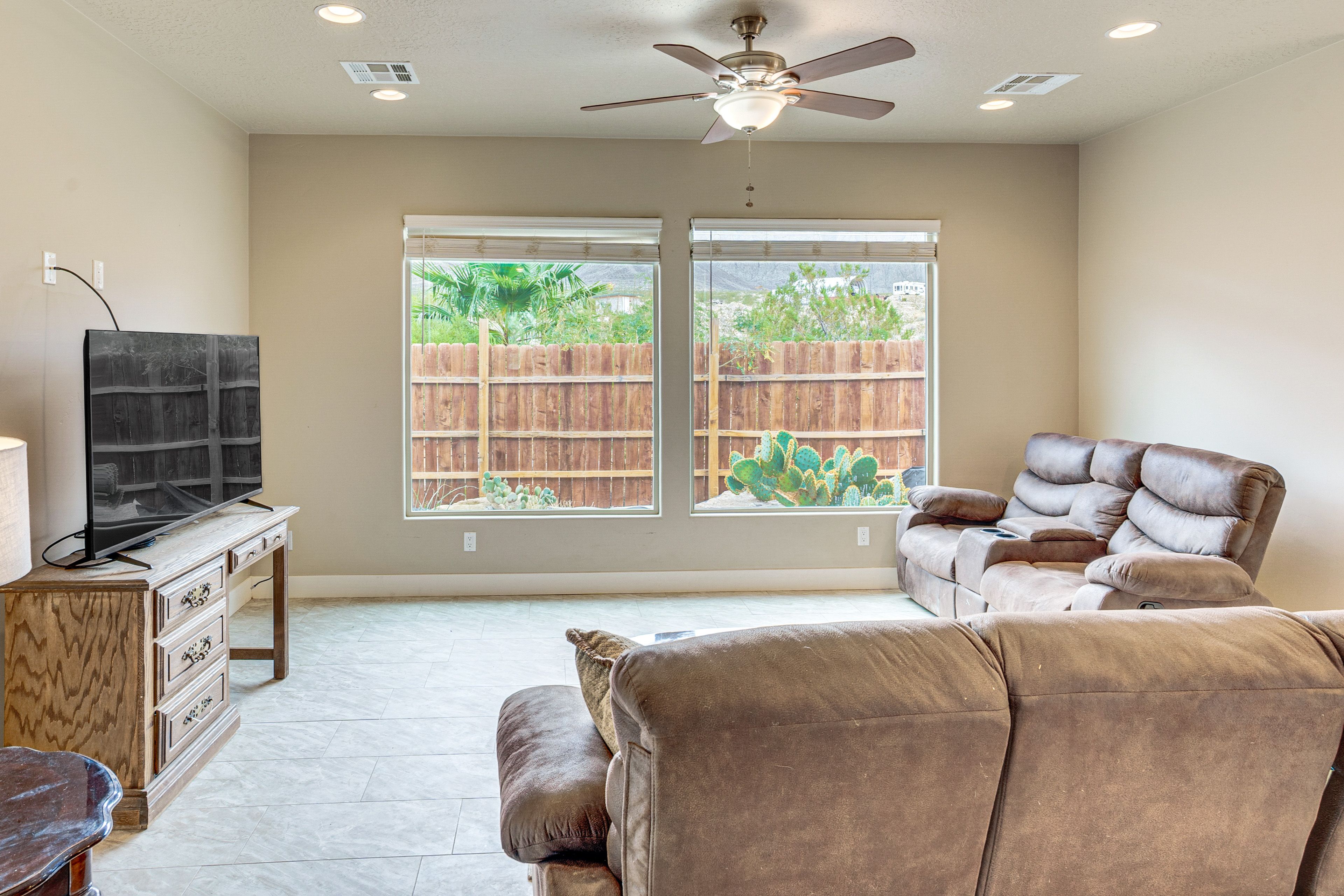 Living Room | Smart TV | Free WiFi | Central Air Conditioning/Heat