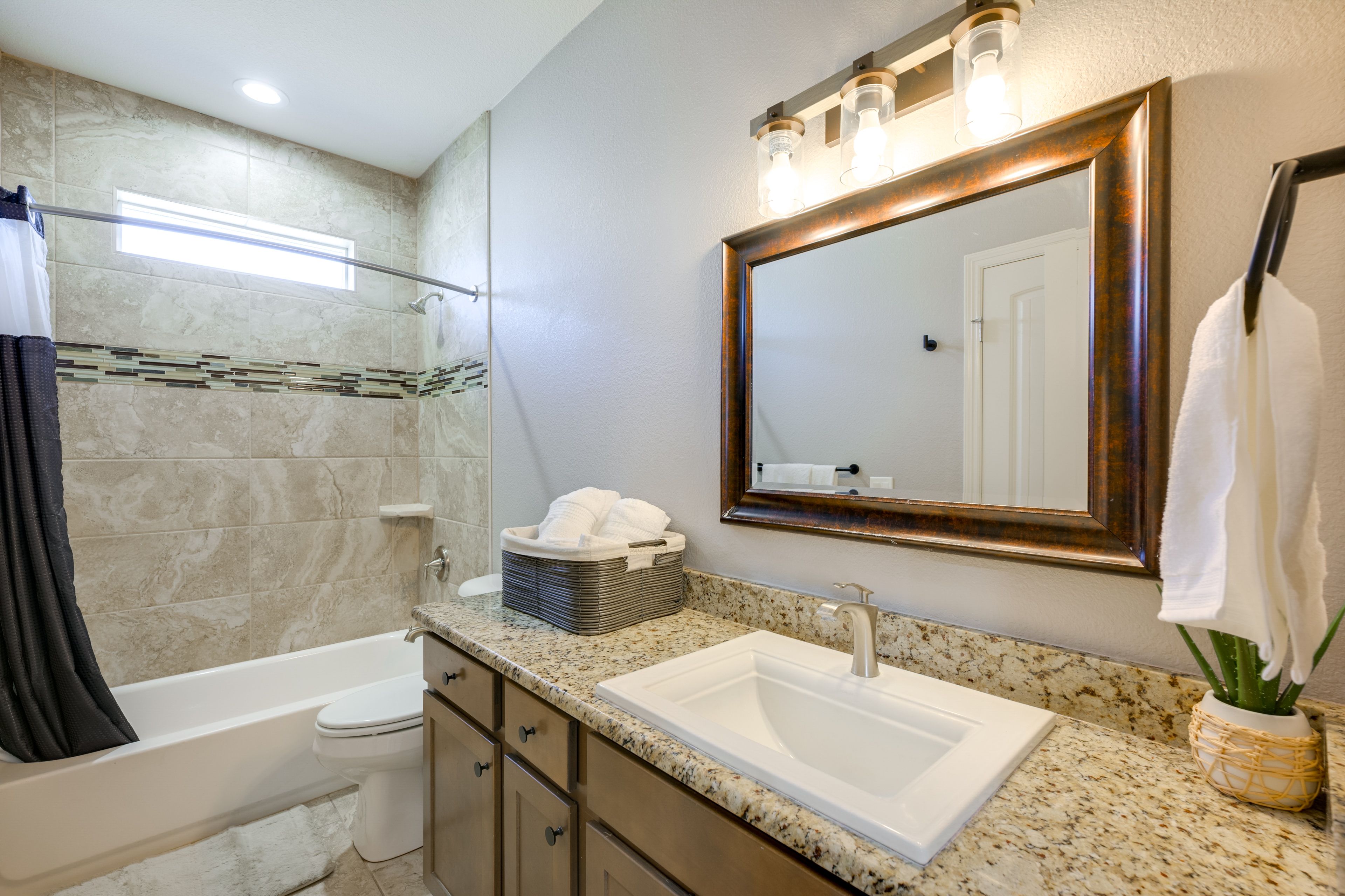 Full Bathroom | Complimentary Toiletries | Hair Dryer