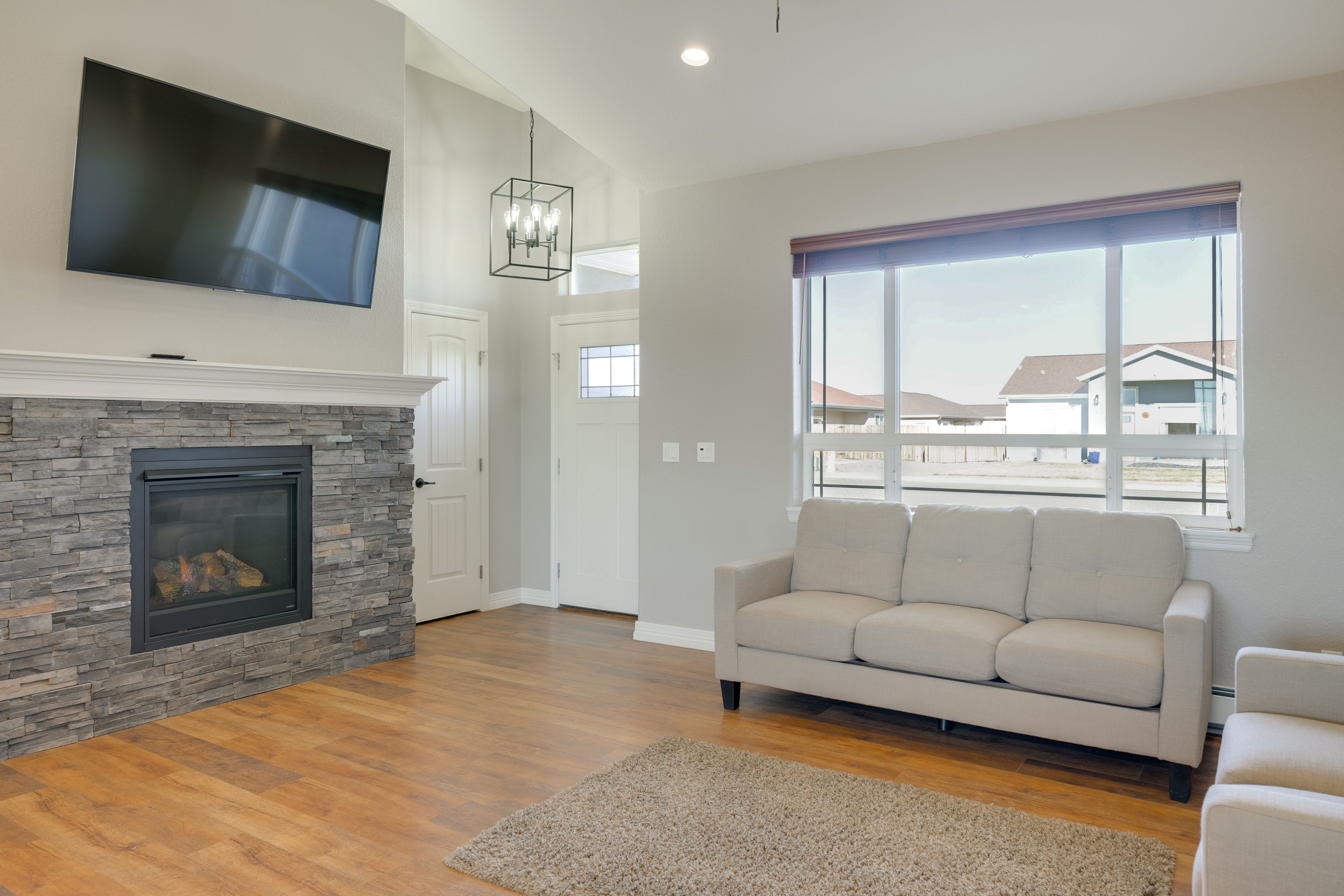 Living Room | Smart TV | Free WiFi | Gas Fireplace