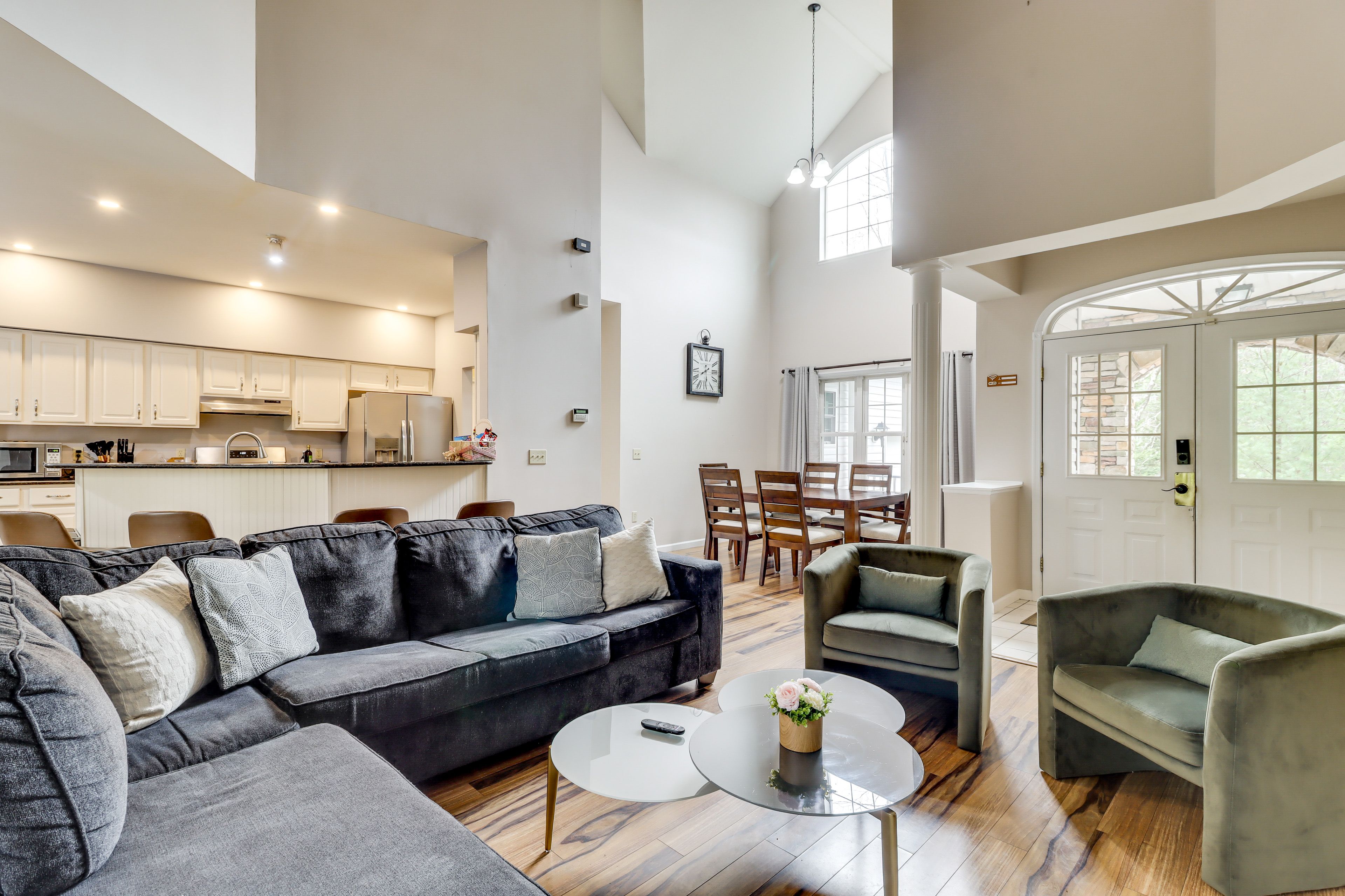 Living Room | Free WiFi | Central Heating & A/C | Smart TV